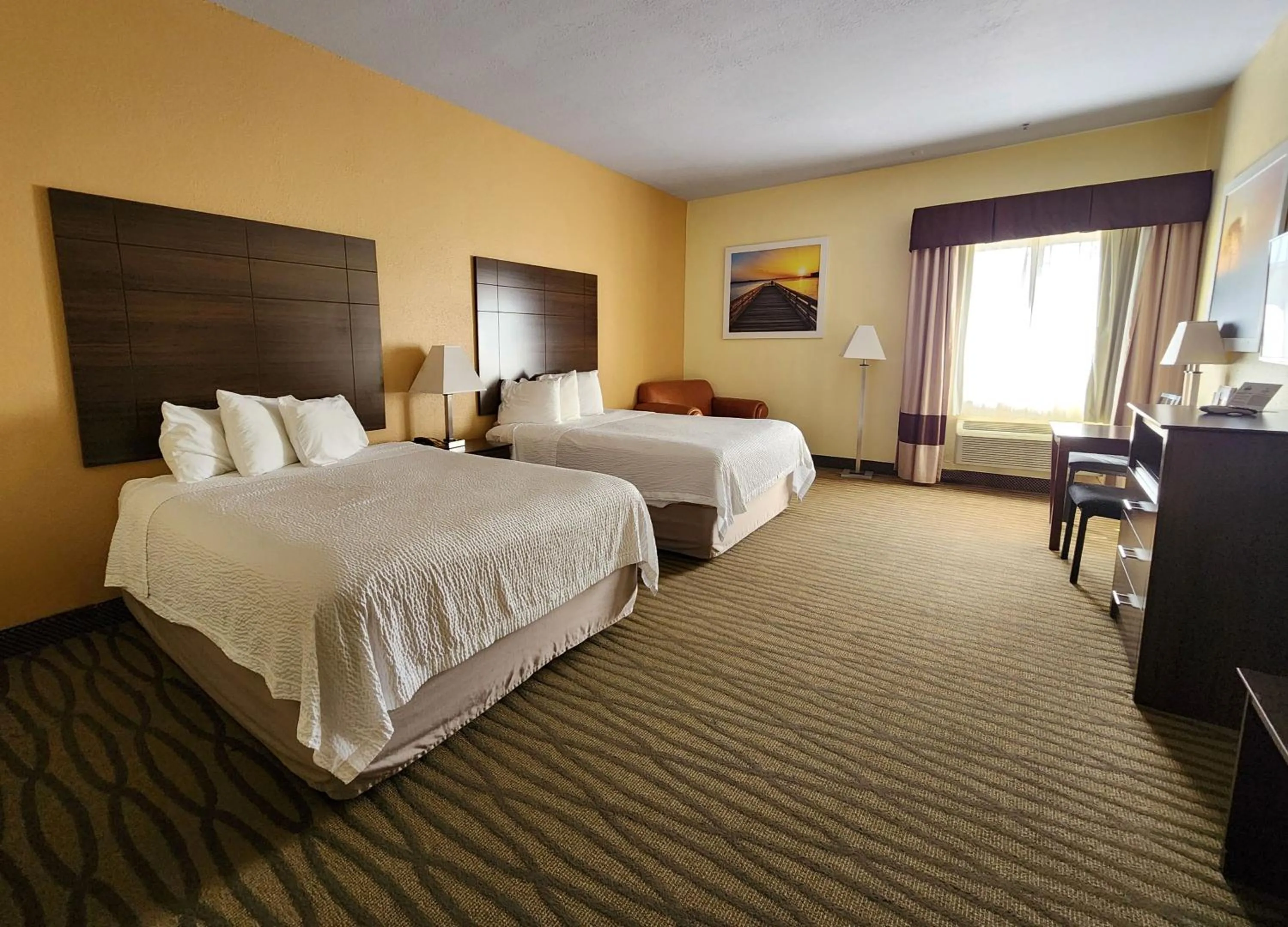 Bedroom in Days Inn & Suites by Wyndham Pasadena