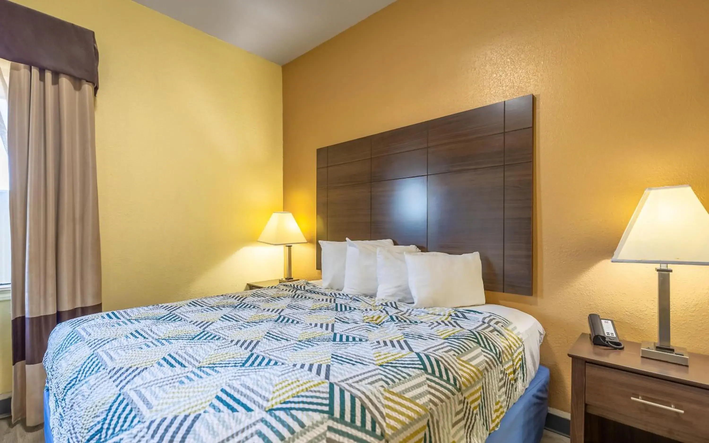 Photo of the whole room, Bed in Studio 6 Suites Pasadena, TX Photo of the whole room, Bed in Studio 6 Suites Pasadena, TX