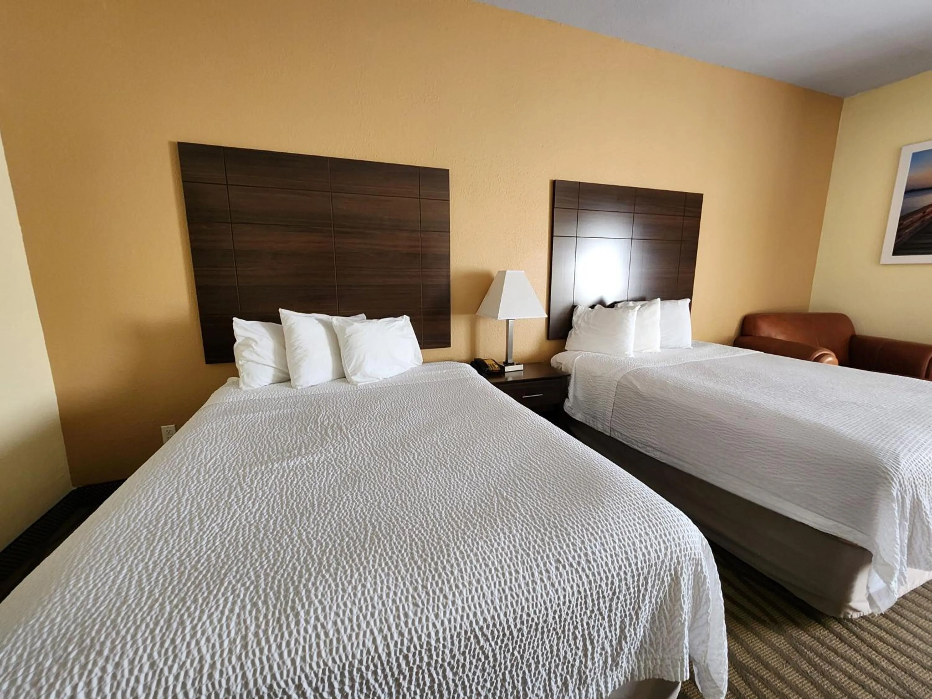 Bedroom in Days Inn & Suites by Wyndham Pasadena