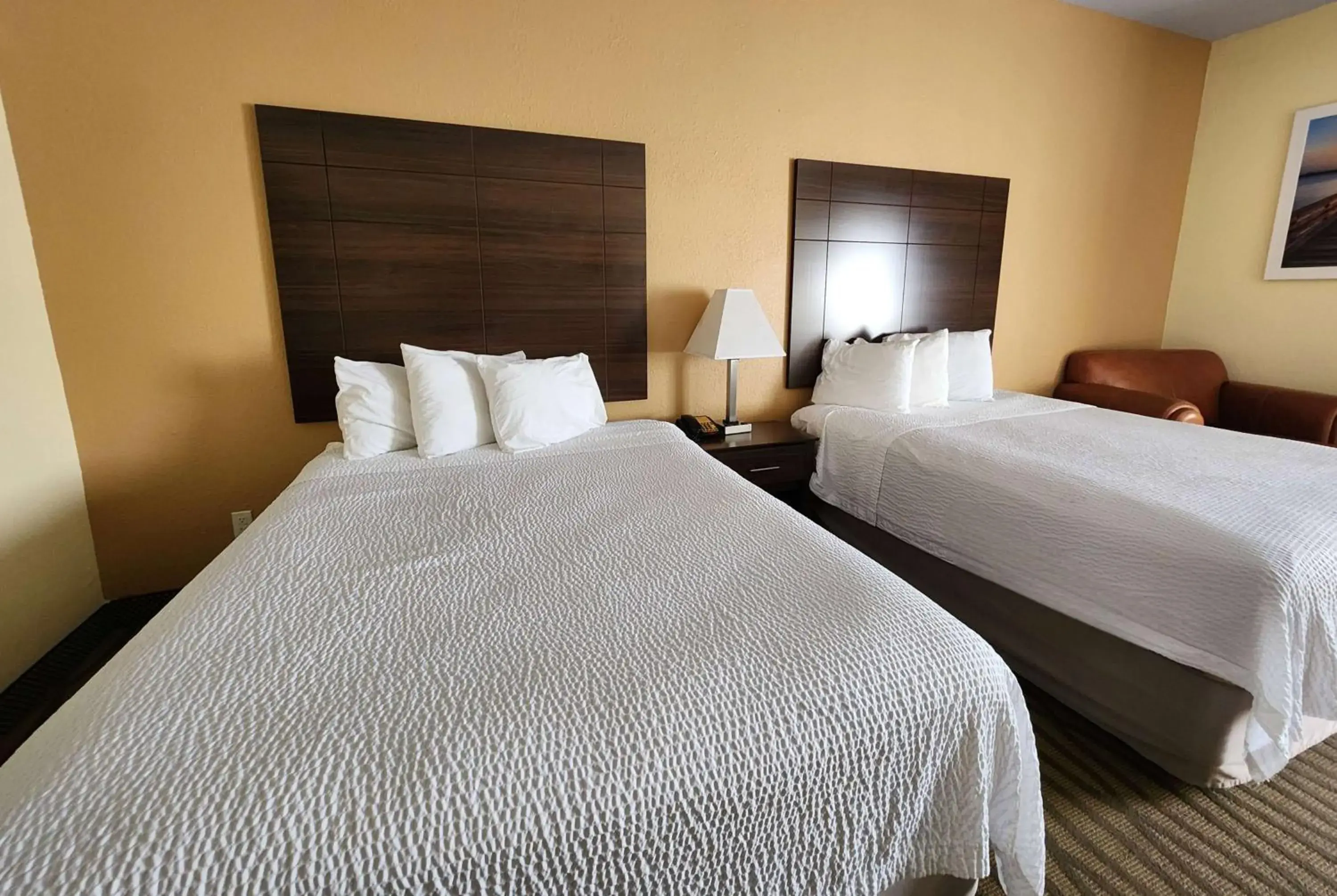 Queen Room with Two Queen Beds - Smoking in Days Inn & Suites by Wyndham Pasadena Queen Room with Two Queen Beds - Smoking in Days Inn & Suites by Wyndham Pasadena