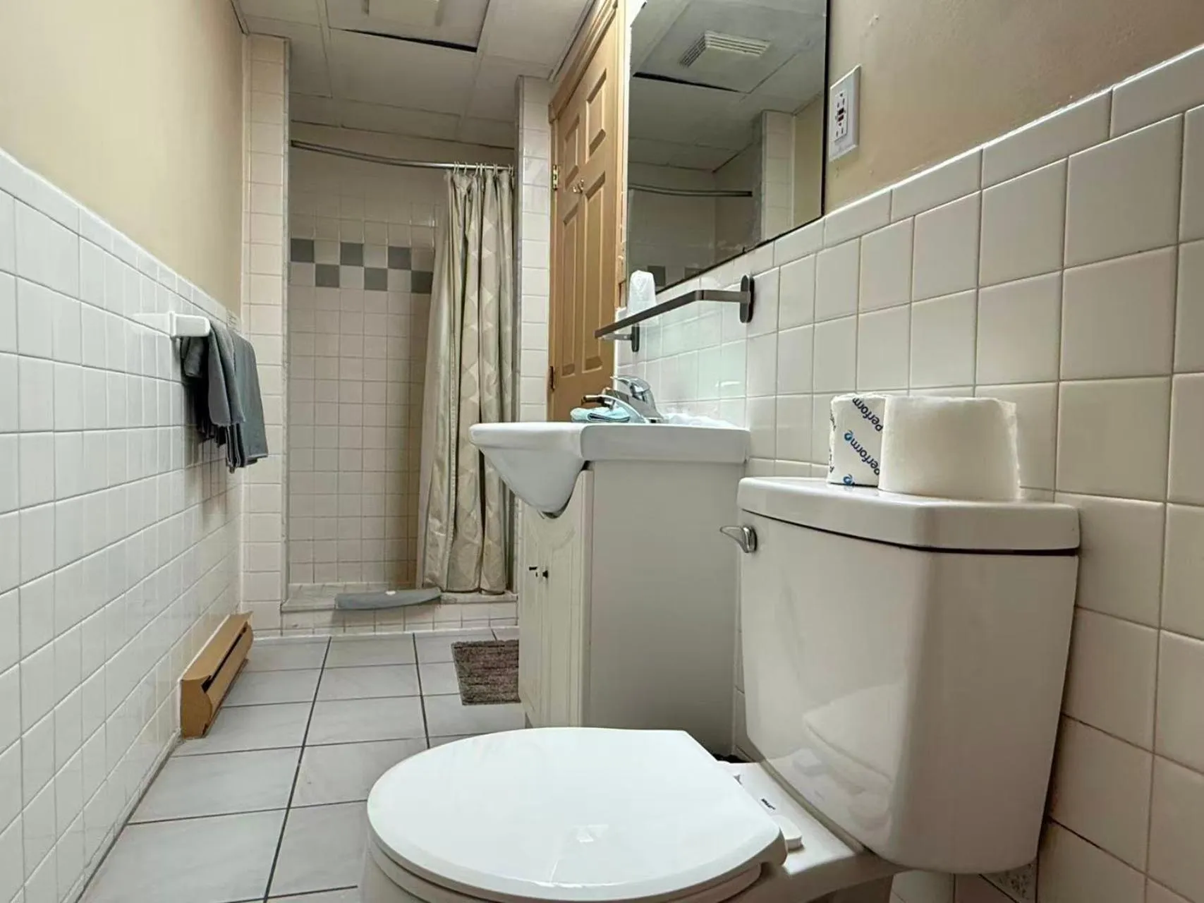 Shower in Hotel Motel La Marquise