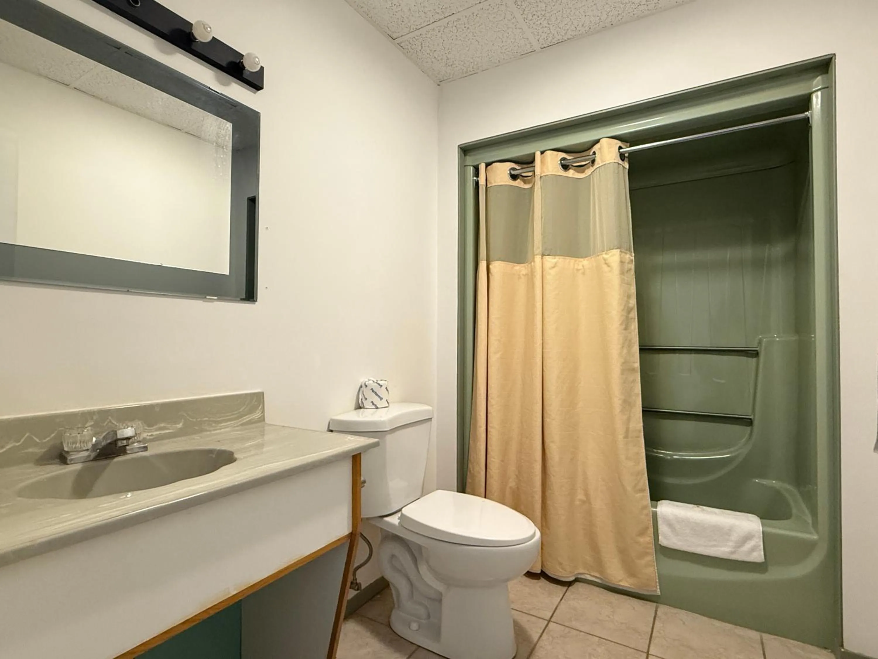 Toilet in Hotel Motel La Marquise