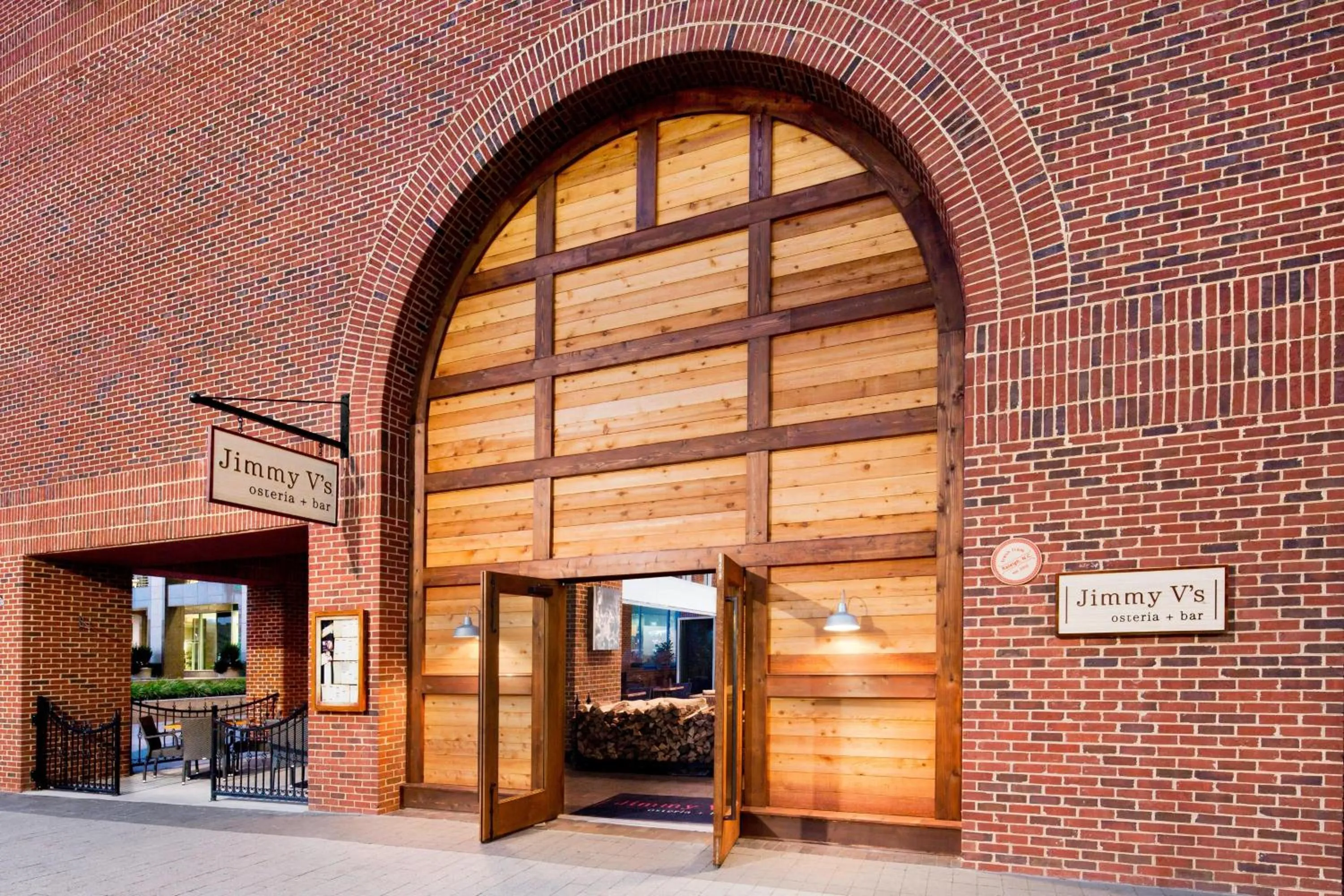 Lounge or bar in Sheraton Raleigh Hotel
