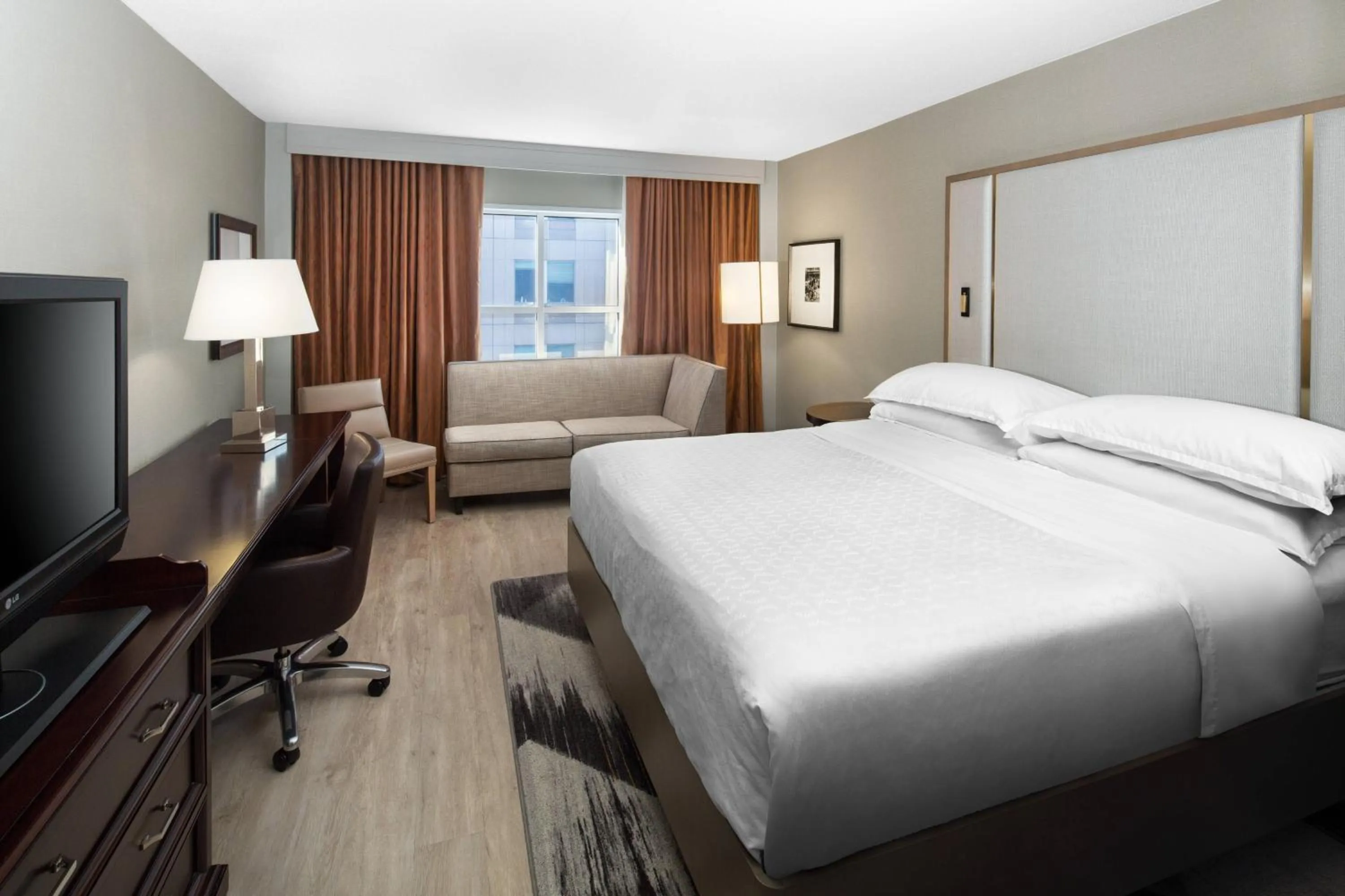 Photo of the whole room, Bed in Sheraton Raleigh Hotel