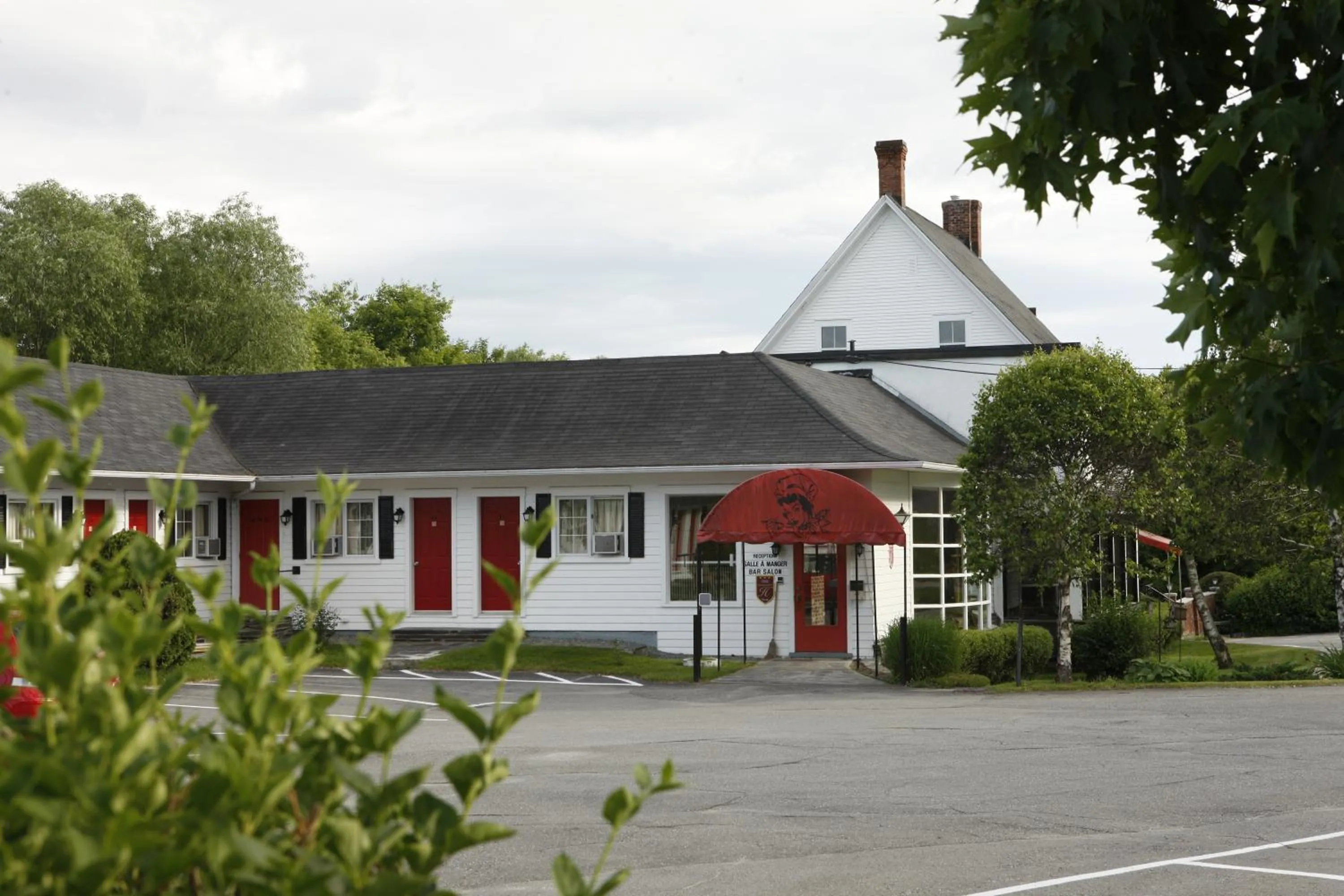 Property building in Motel & Hotel La Paysanne