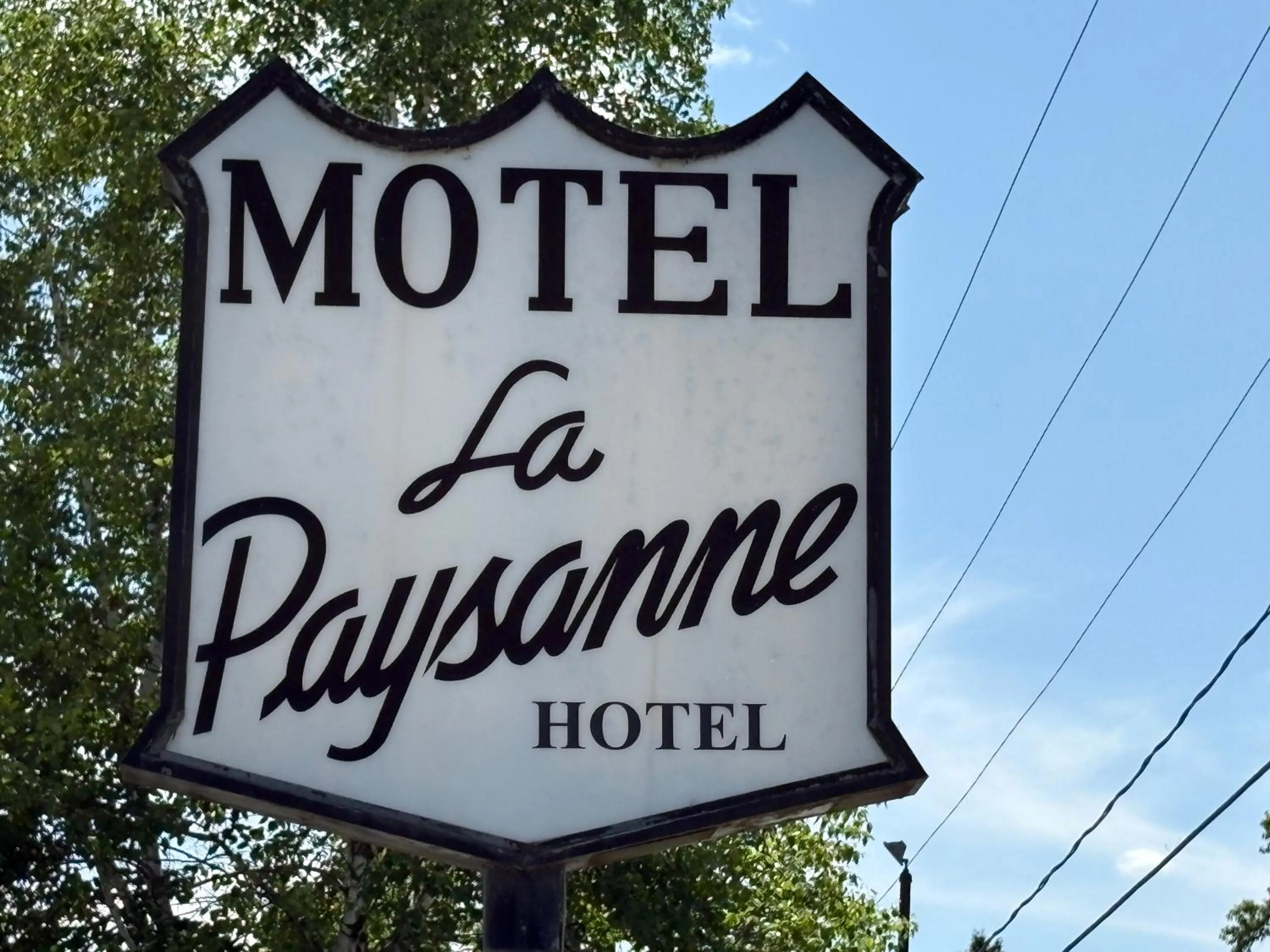 Property logo or sign in Motel & Hotel La Paysanne