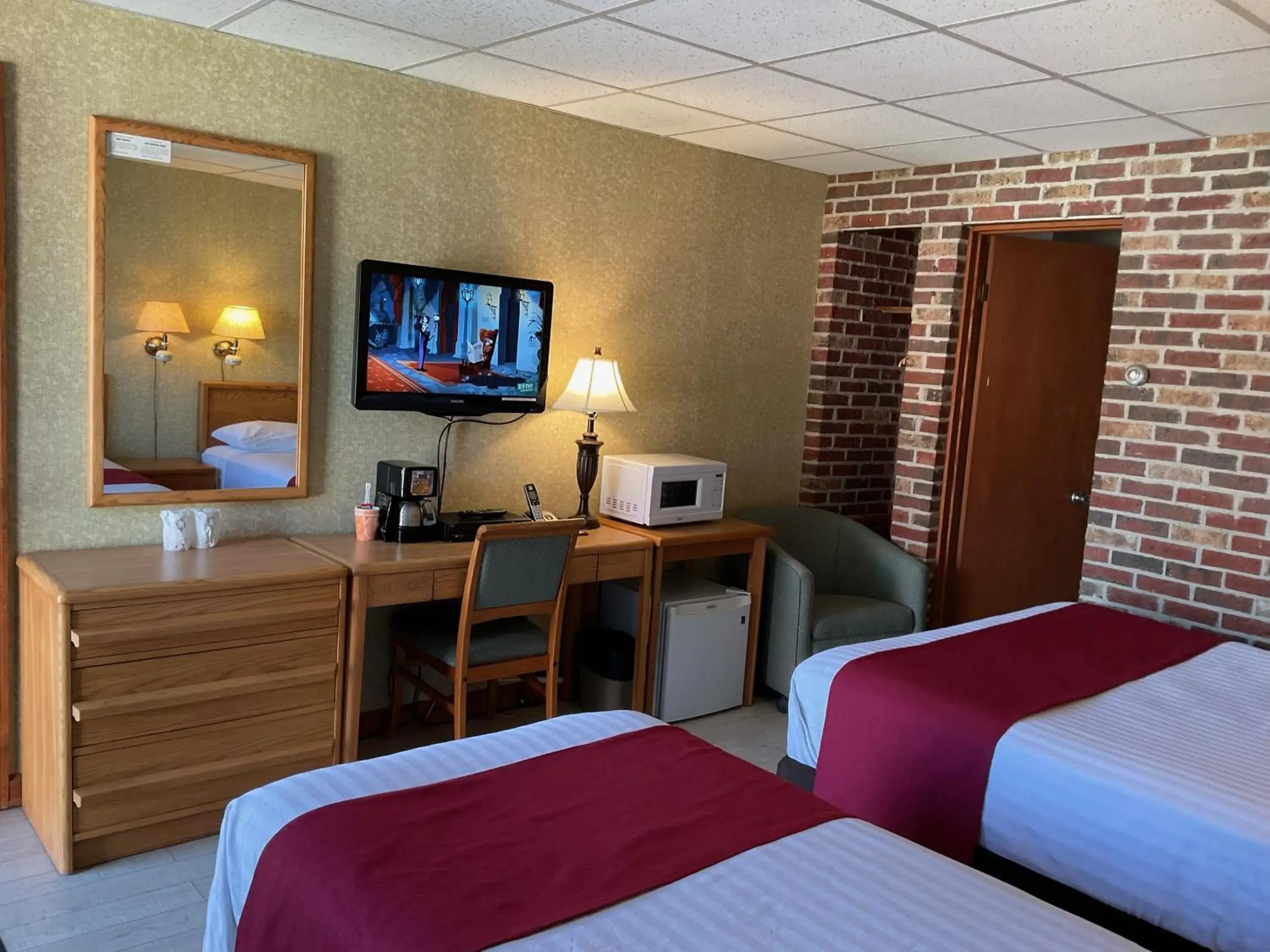 Budget Double Room in Motel & Hotel La Paysanne Budget Double Room in Motel & Hotel La Paysanne