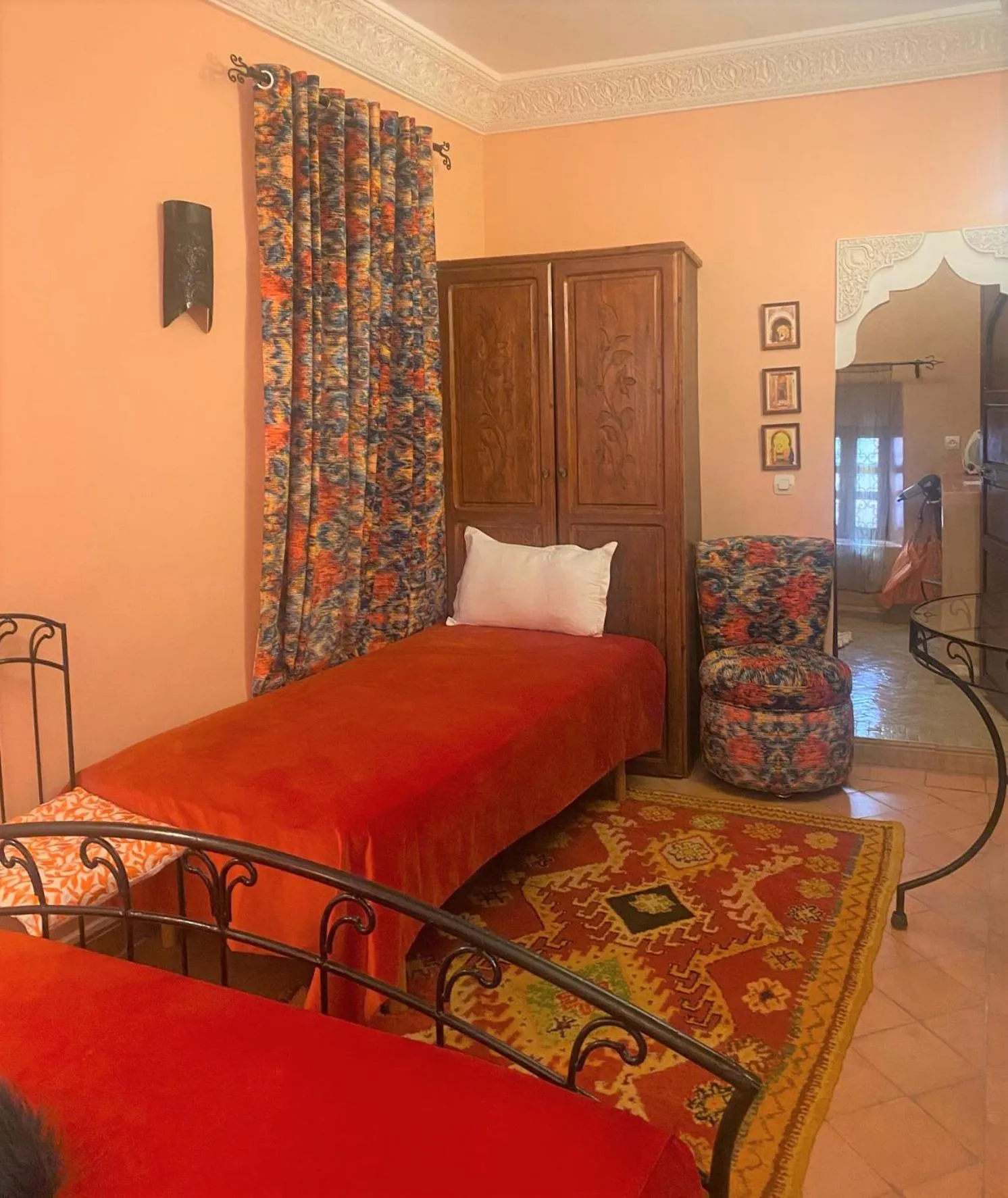 Photo of the whole room, Bed in Les Jardins Mandaline