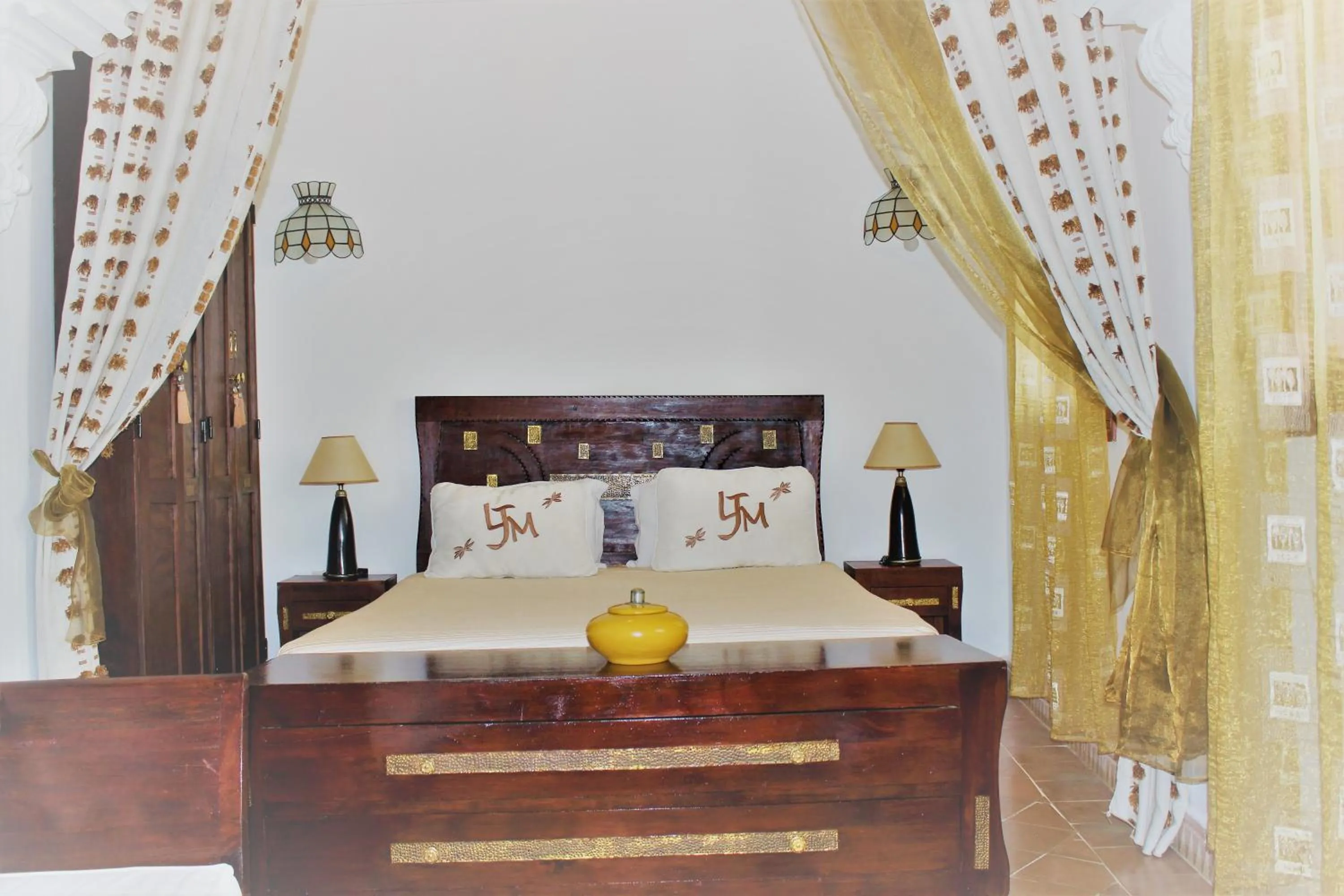 Bedroom, Bed in Les Jardins Mandaline