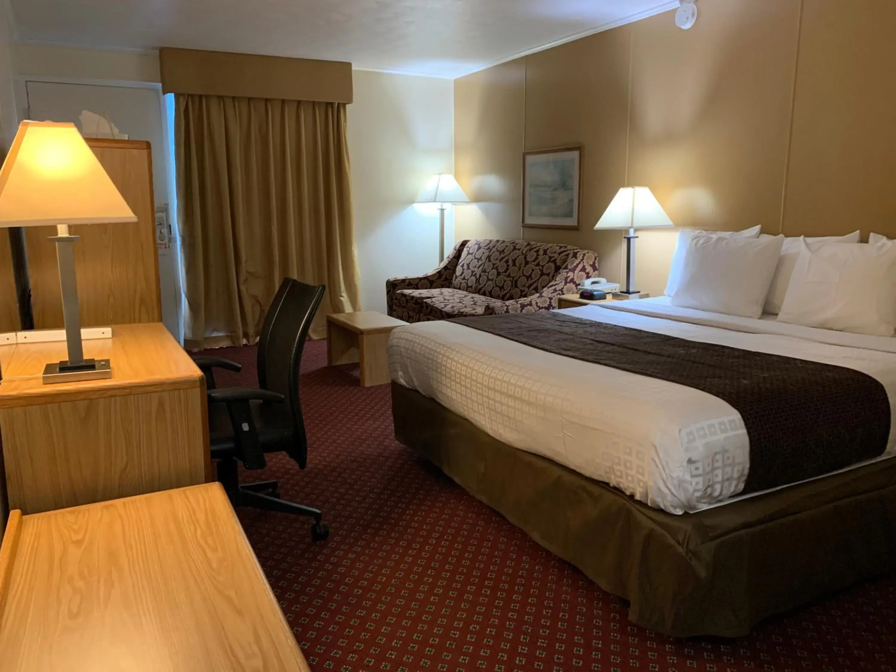 Bed in Red Carpet Inn & Suites Ebensburg Bed in Red Carpet Inn & Suites Ebensburg