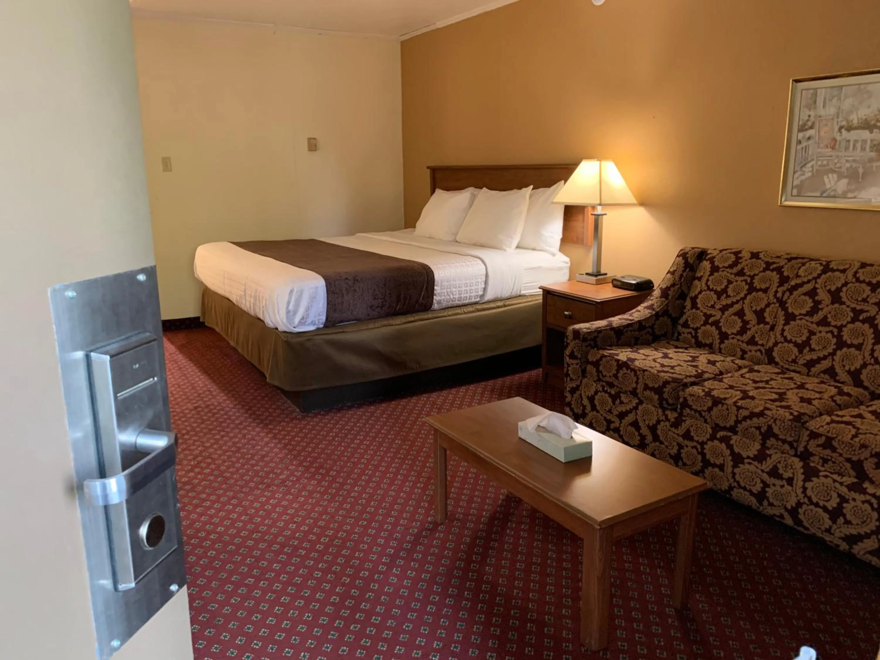 Photo of the whole room, Bed in Red Carpet Inn & Suites Ebensburg