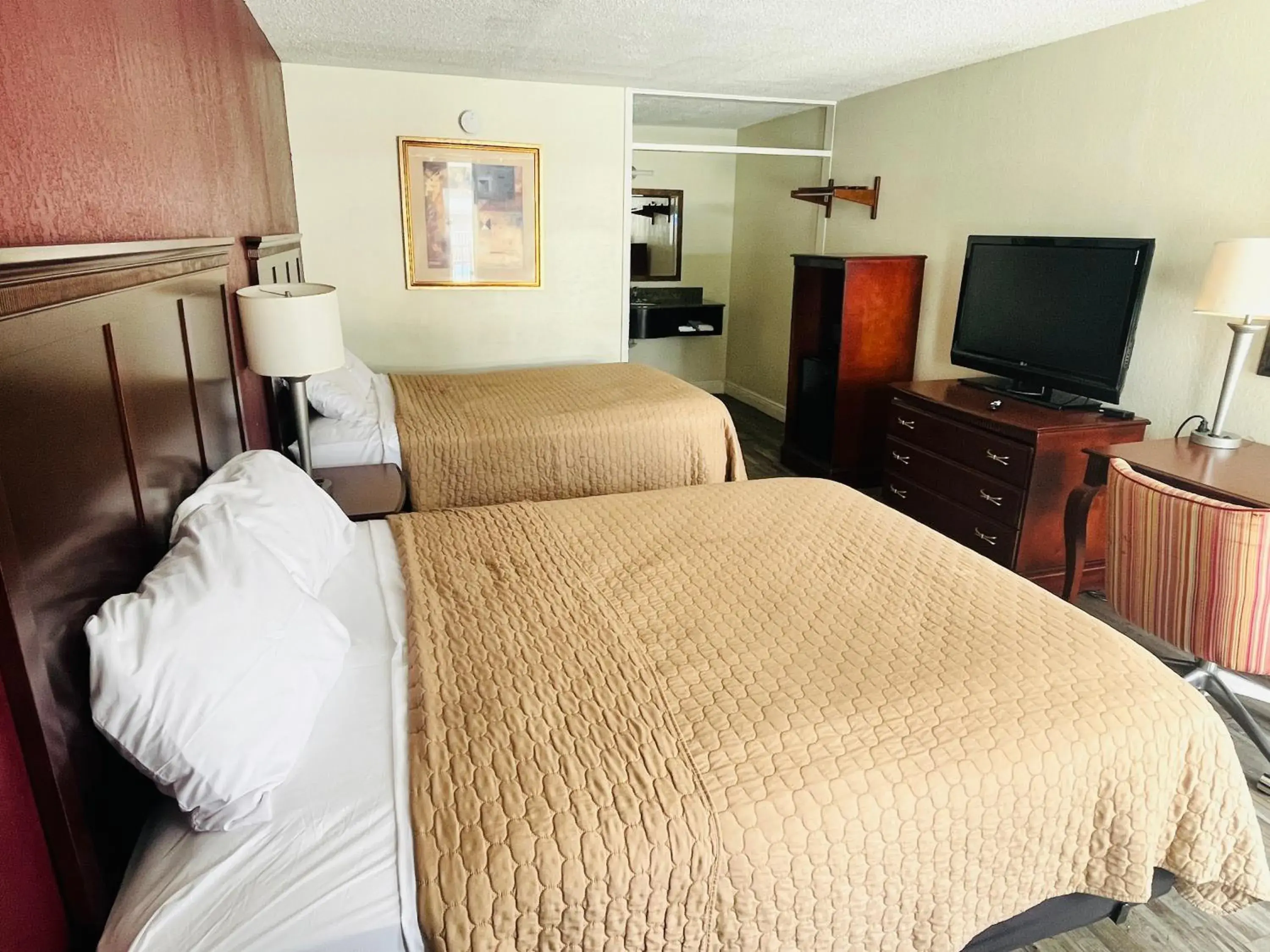 Bed in Rodeway Inn Bed in Rodeway Inn