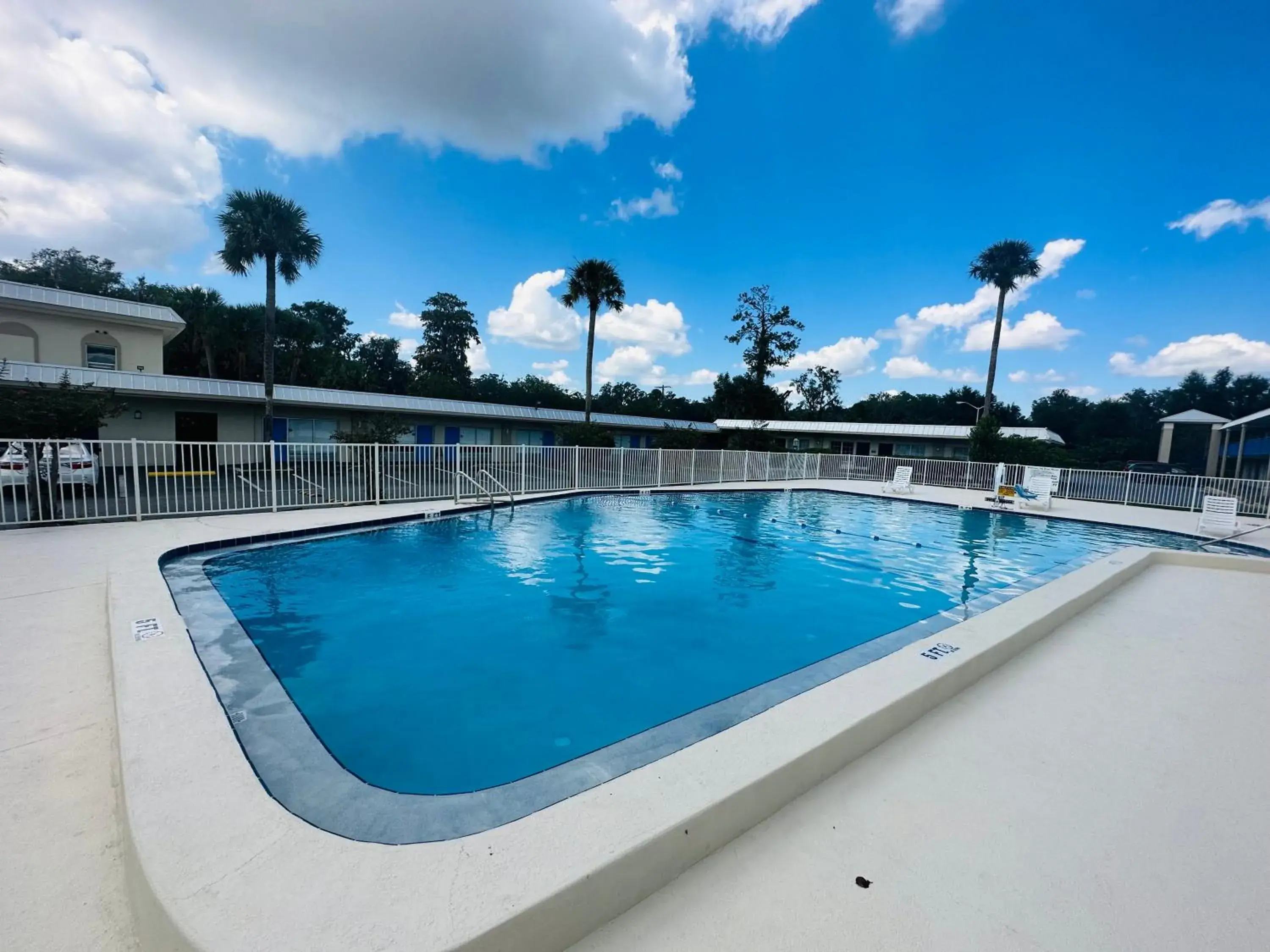 Swimming pool in Rodeway Inn Swimming pool in Rodeway Inn