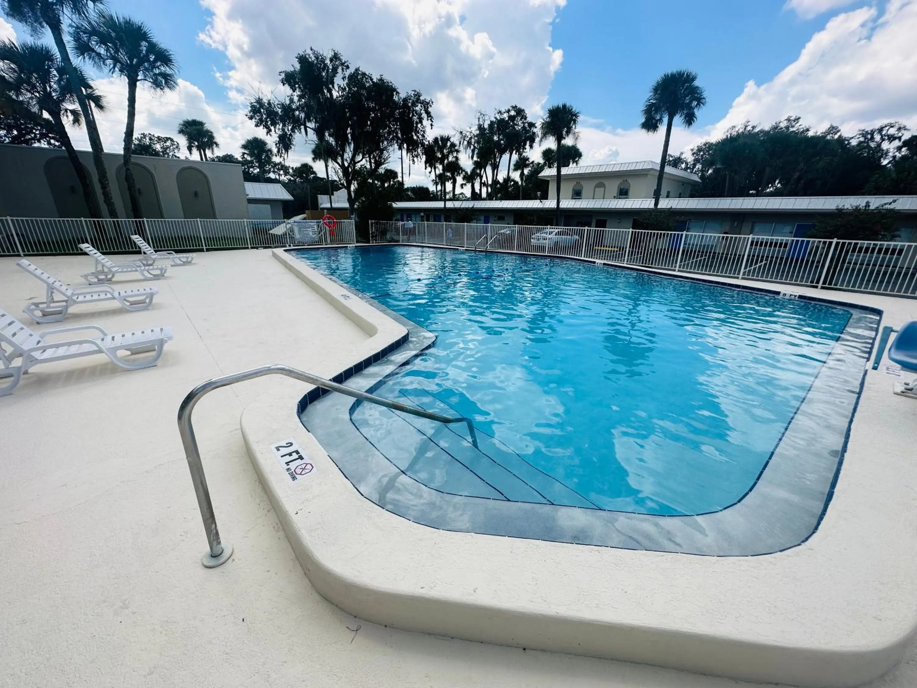 Swimming pool in Rodeway Inn