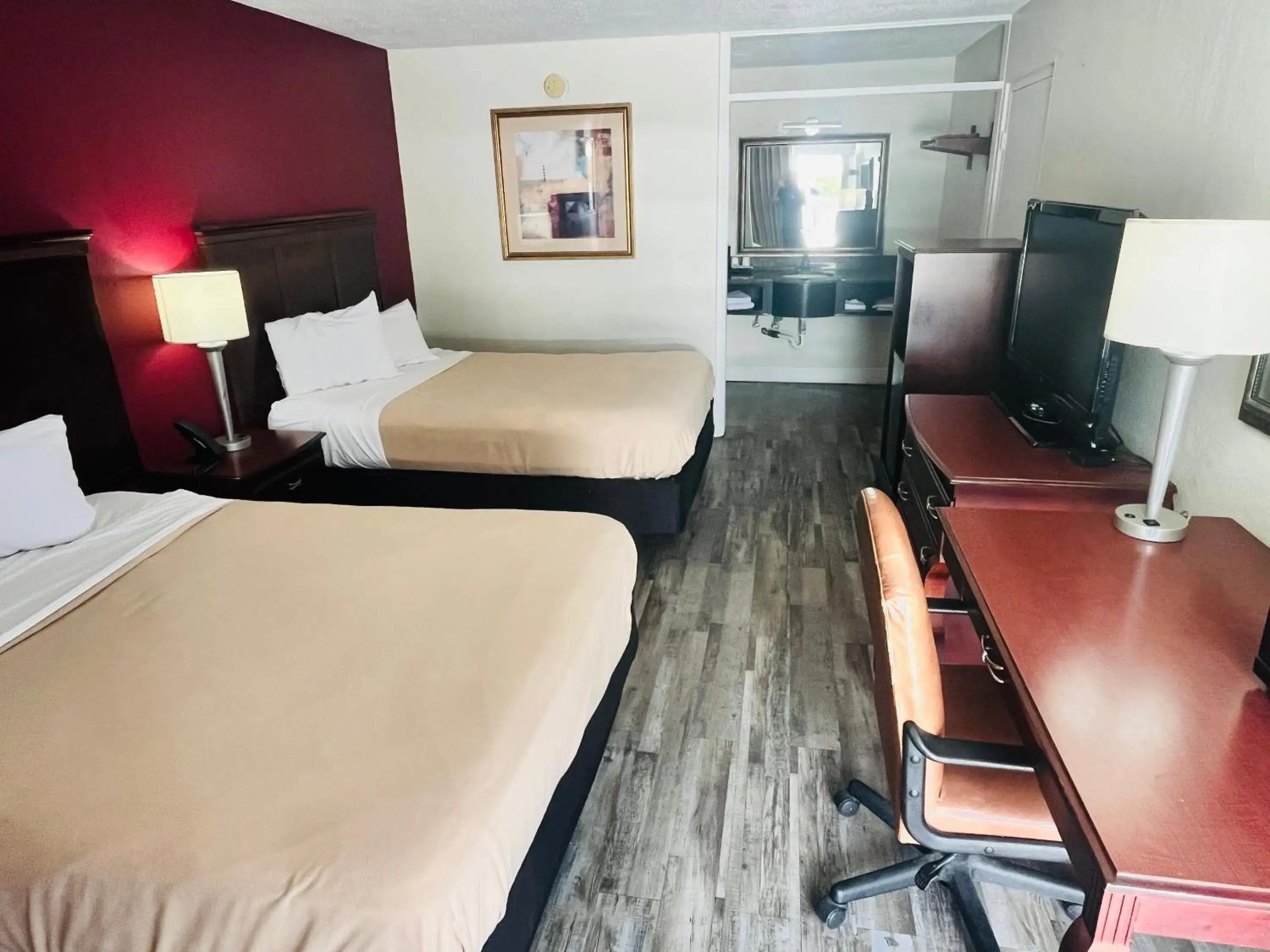 Bed in Rodeway Inn Bed in Rodeway Inn