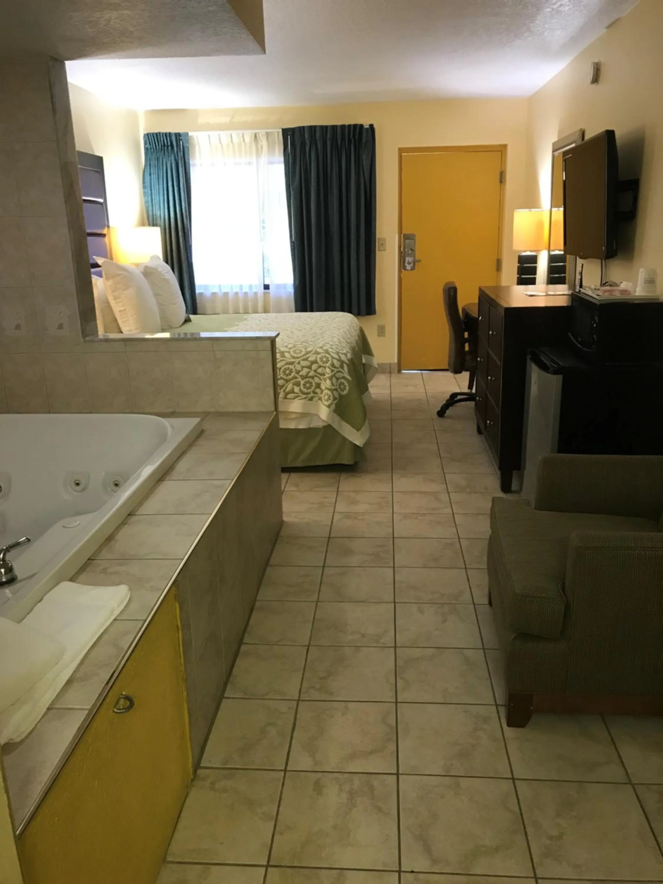 Photo of the whole room in Days Inn by Wyndham N Orlando/Casselberry