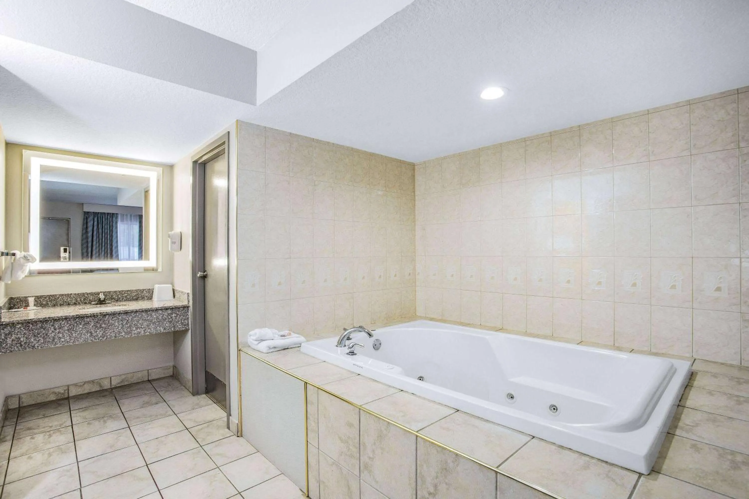 TV and multimedia in Days Inn by Wyndham N Orlando/Casselberry