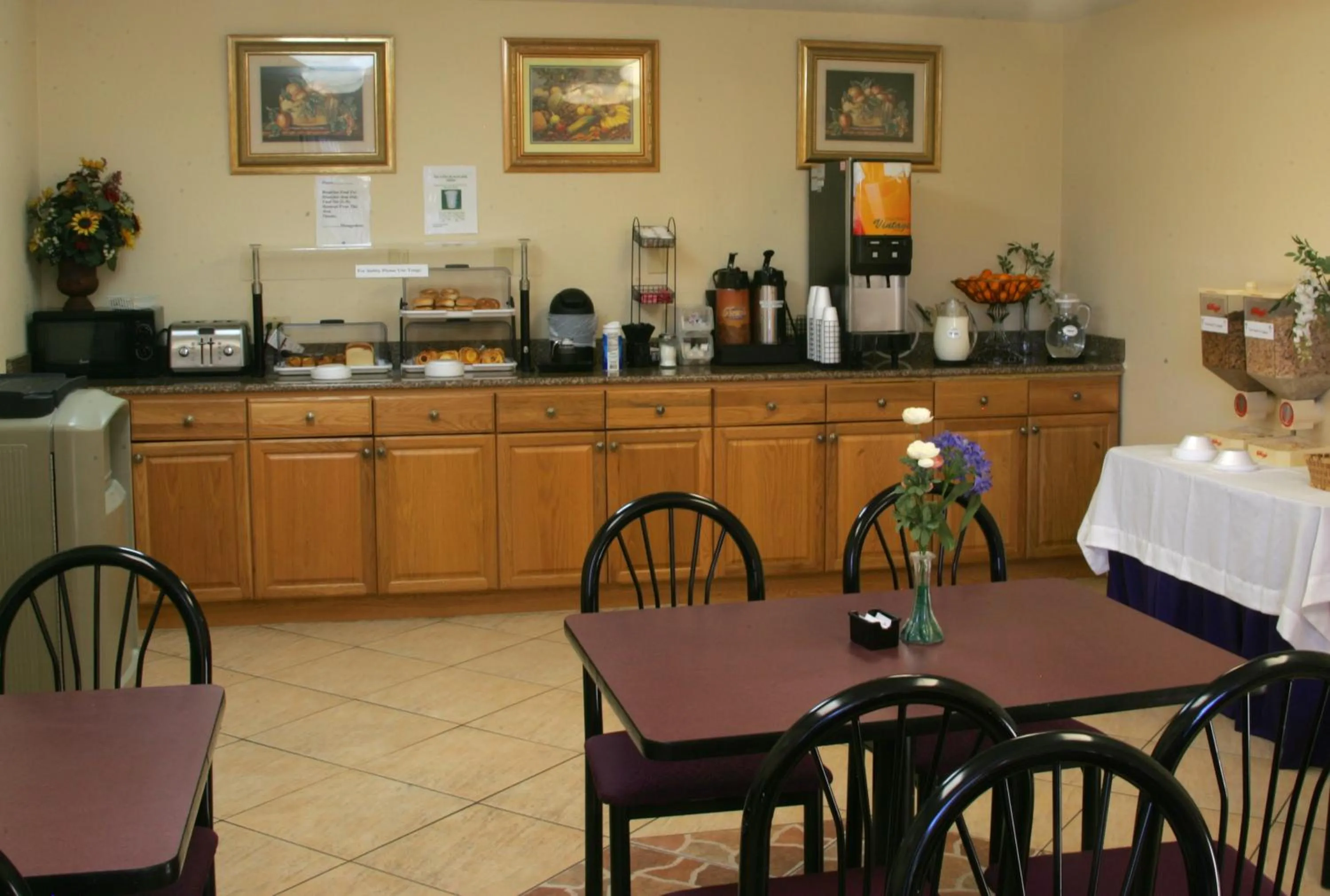 Continental breakfast in Days Inn by Wyndham N Orlando/Casselberry