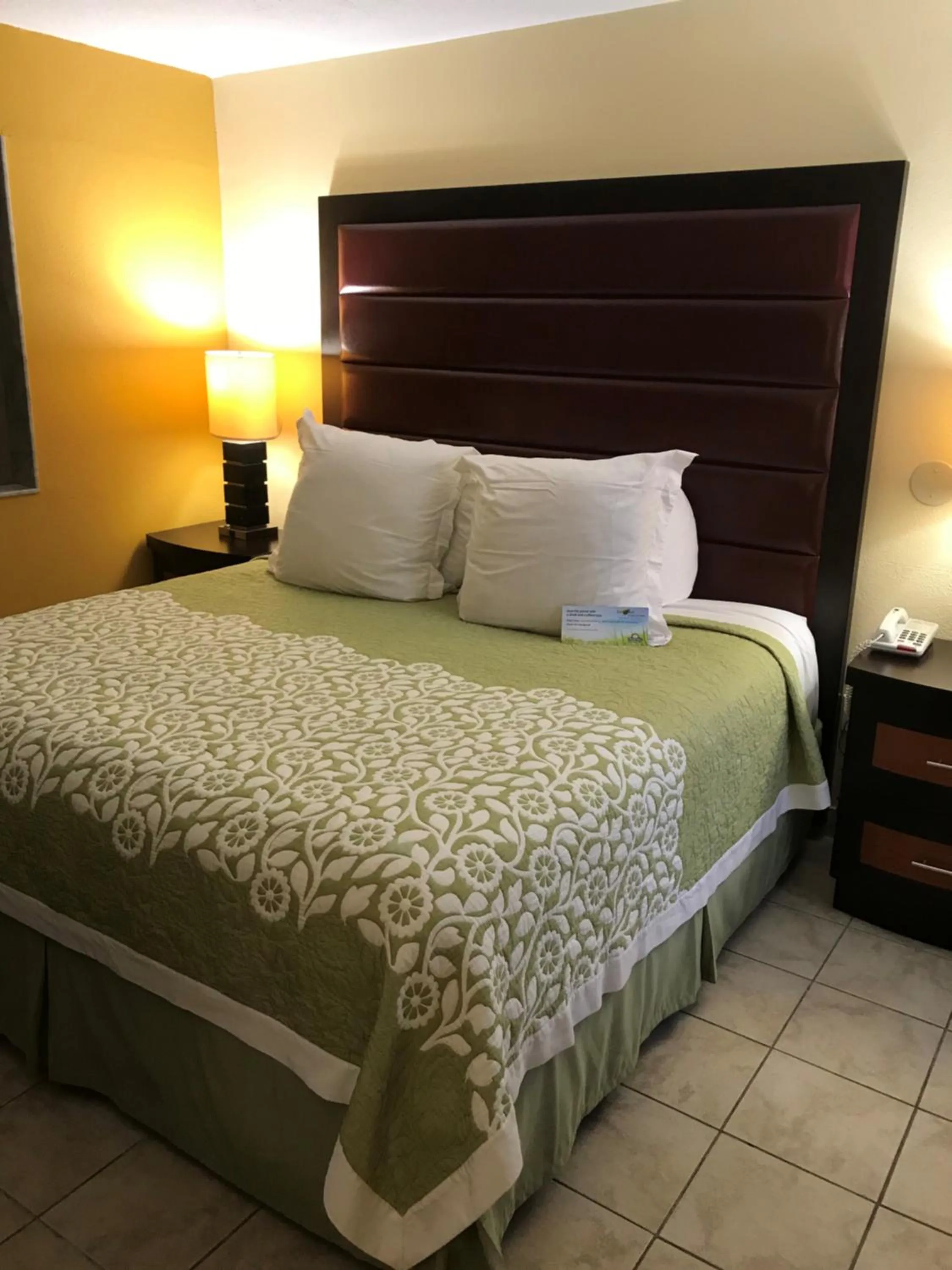 Decorative detail, Bed in Days Inn by Wyndham N Orlando/Casselberry