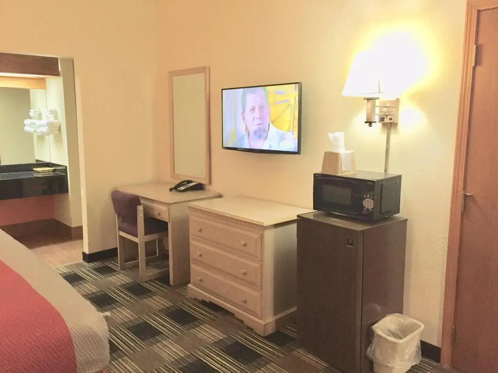 Bed in Red Carpet Inn North Chicago Bed in Red Carpet Inn North Chicago