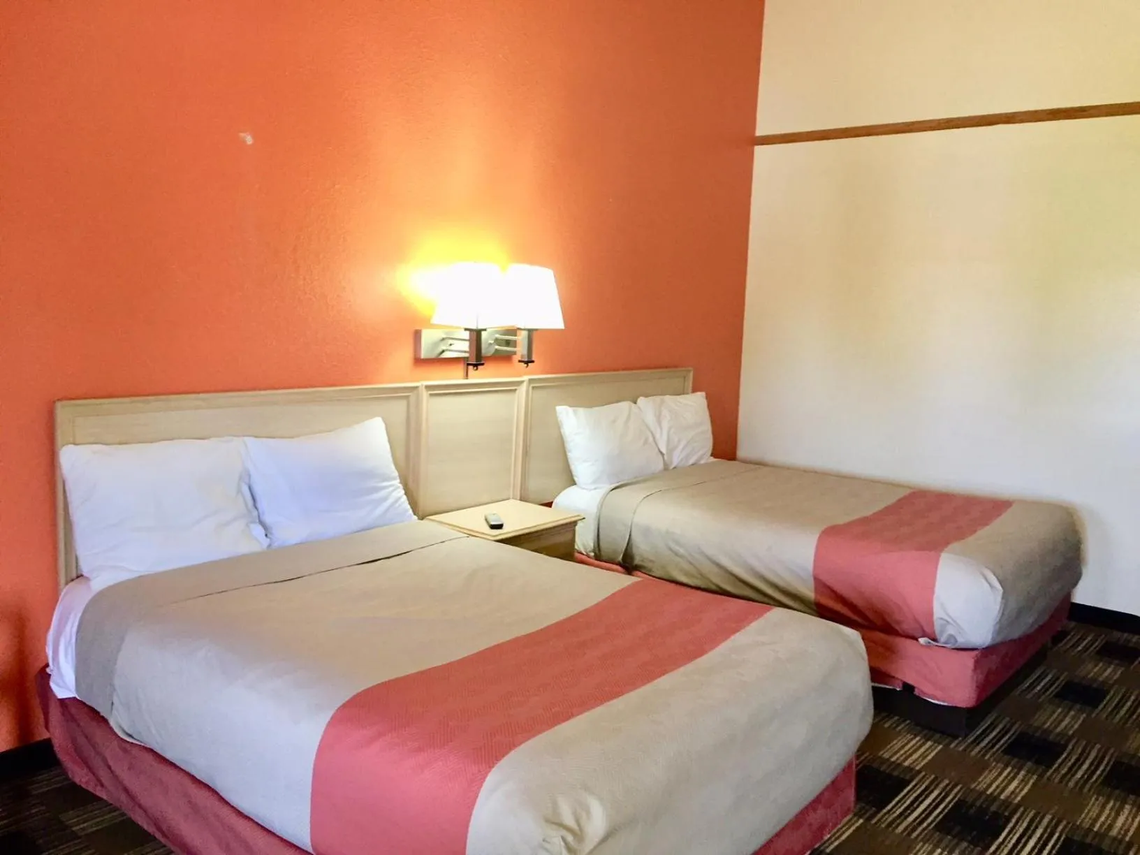 Bed in Red Carpet Inn North Chicago