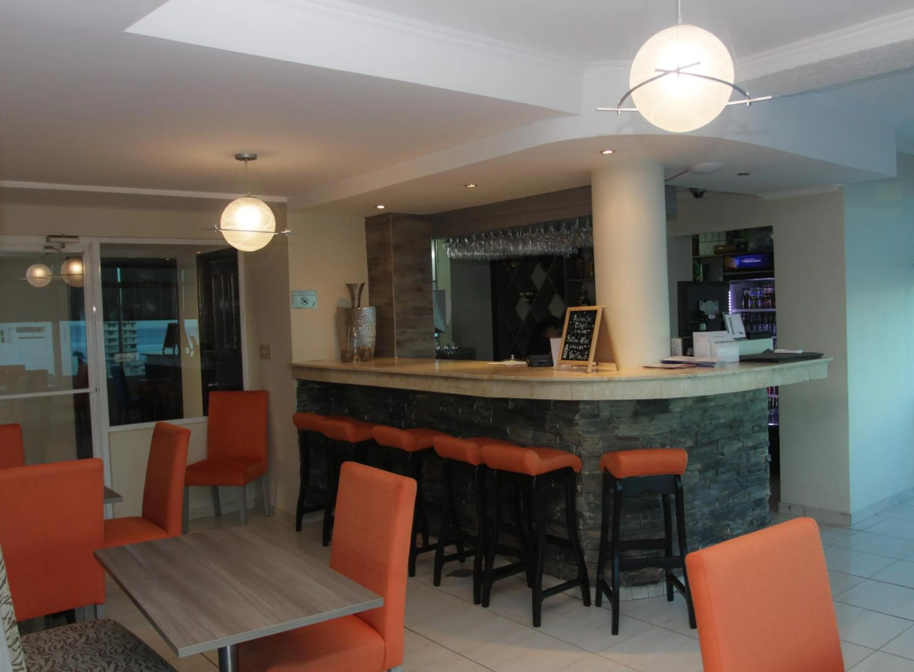 Lounge or bar in Hotel Bahía Suites