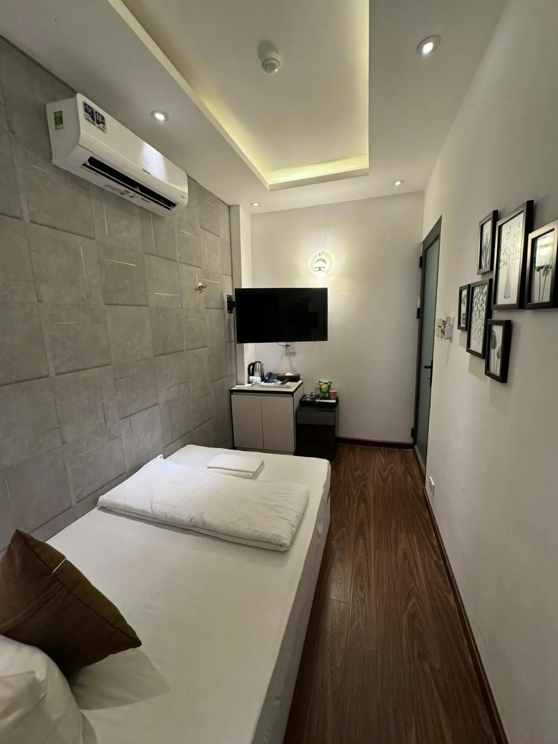 Photo of the whole room, Bed in KP Hotel Photo of the whole room, Bed in KP Hotel