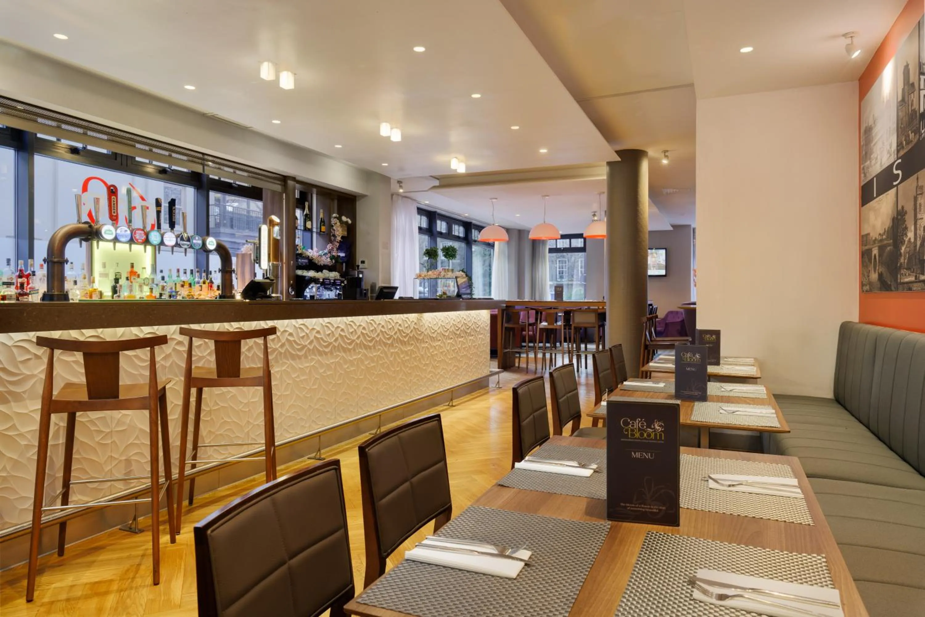Lounge or bar in DoubleTree by Hilton London Angel Kings Cross