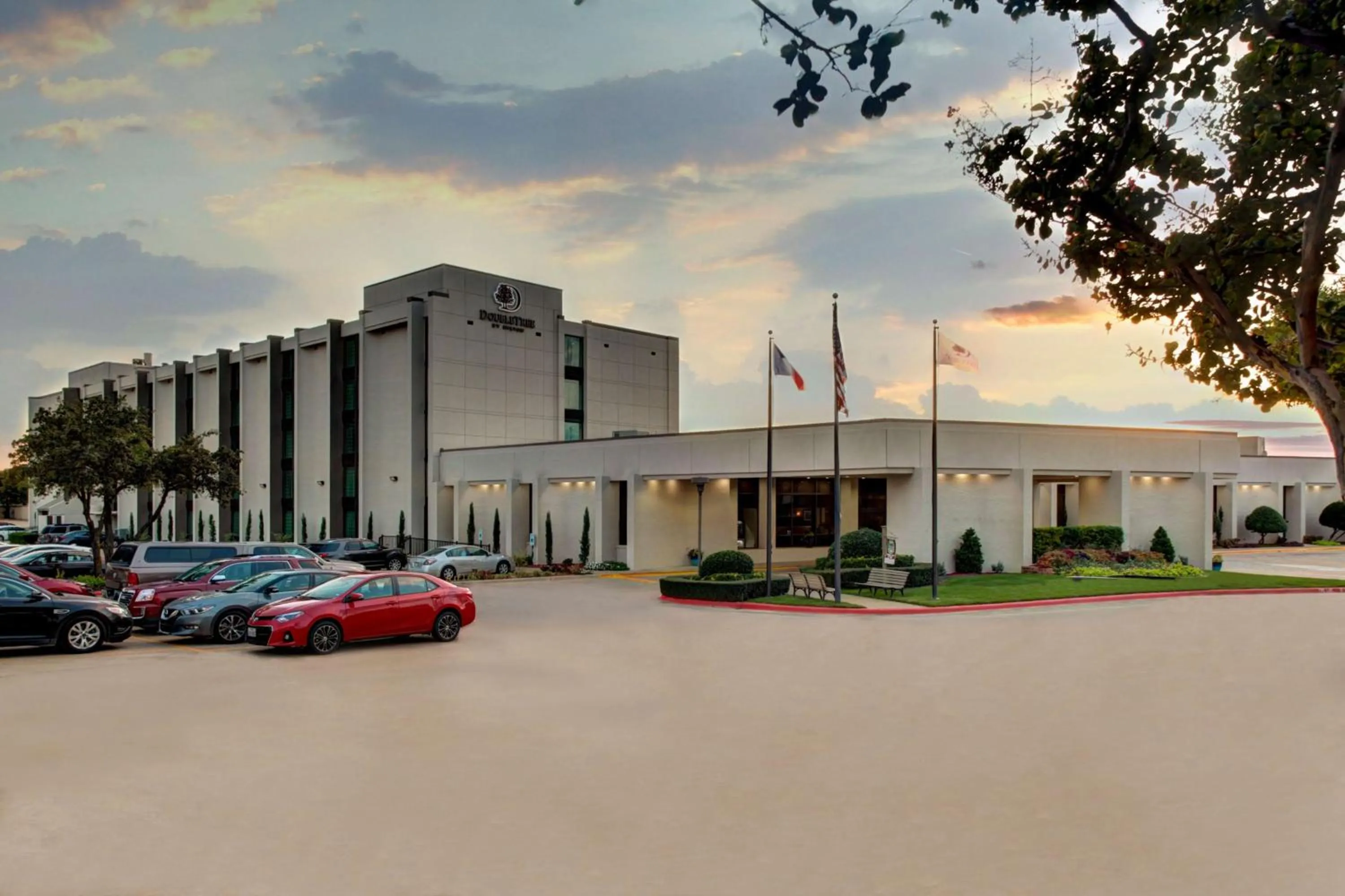 Property building in Doubletree by Hilton Arlington DFW South
