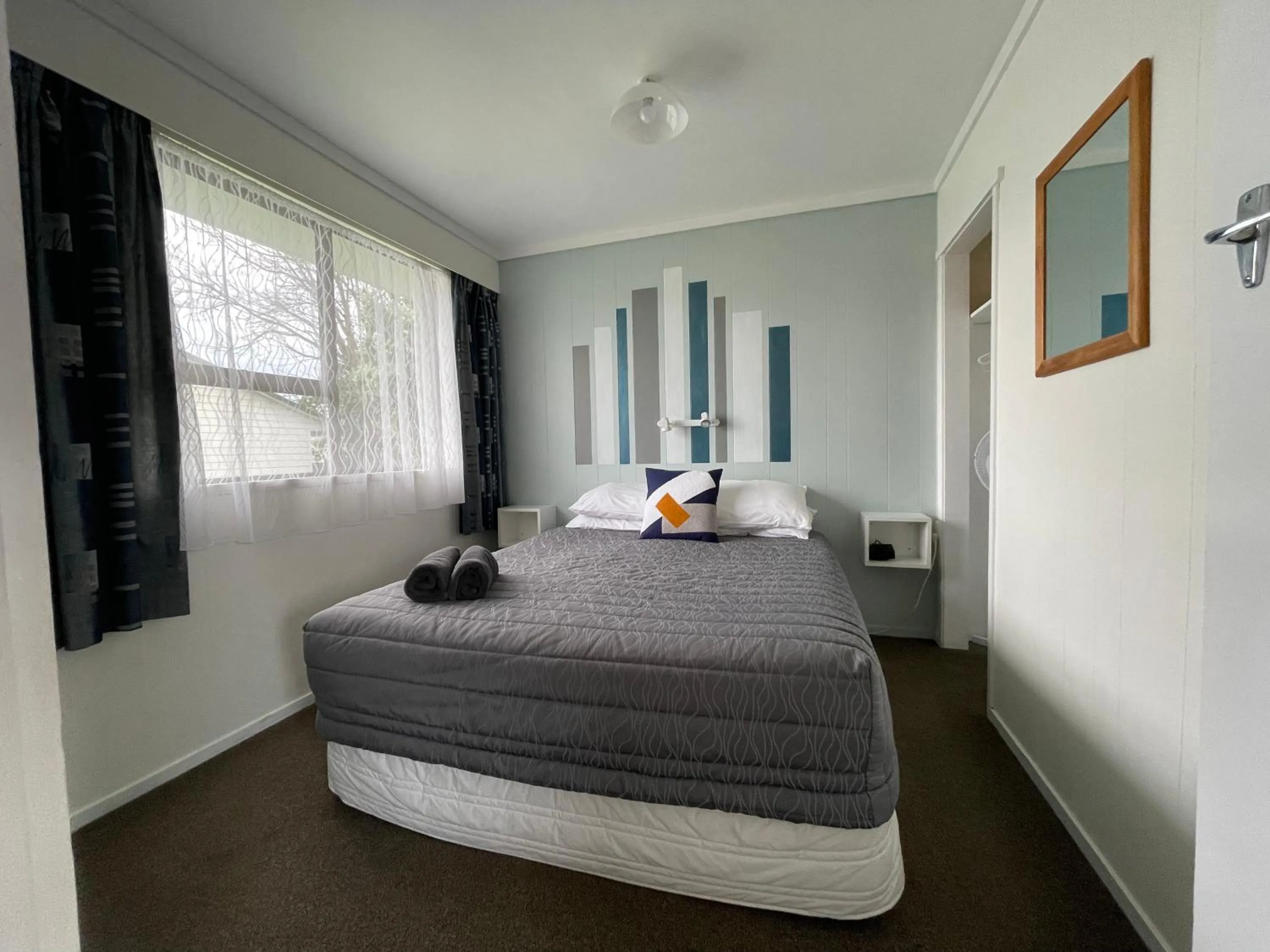 Bedroom, Bed in Alpine View Motel