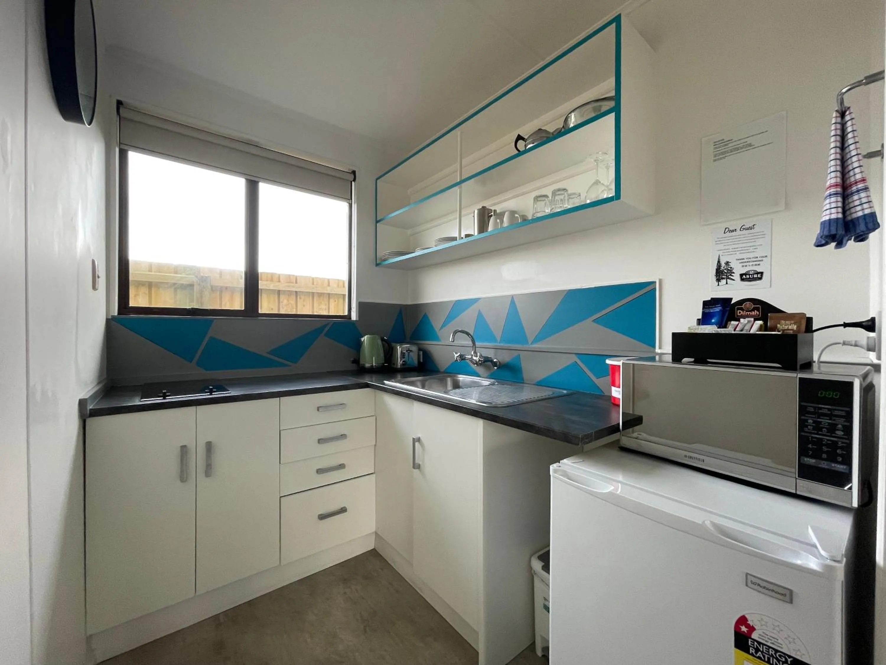 Kitchen or kitchenette in Alpine View Motel