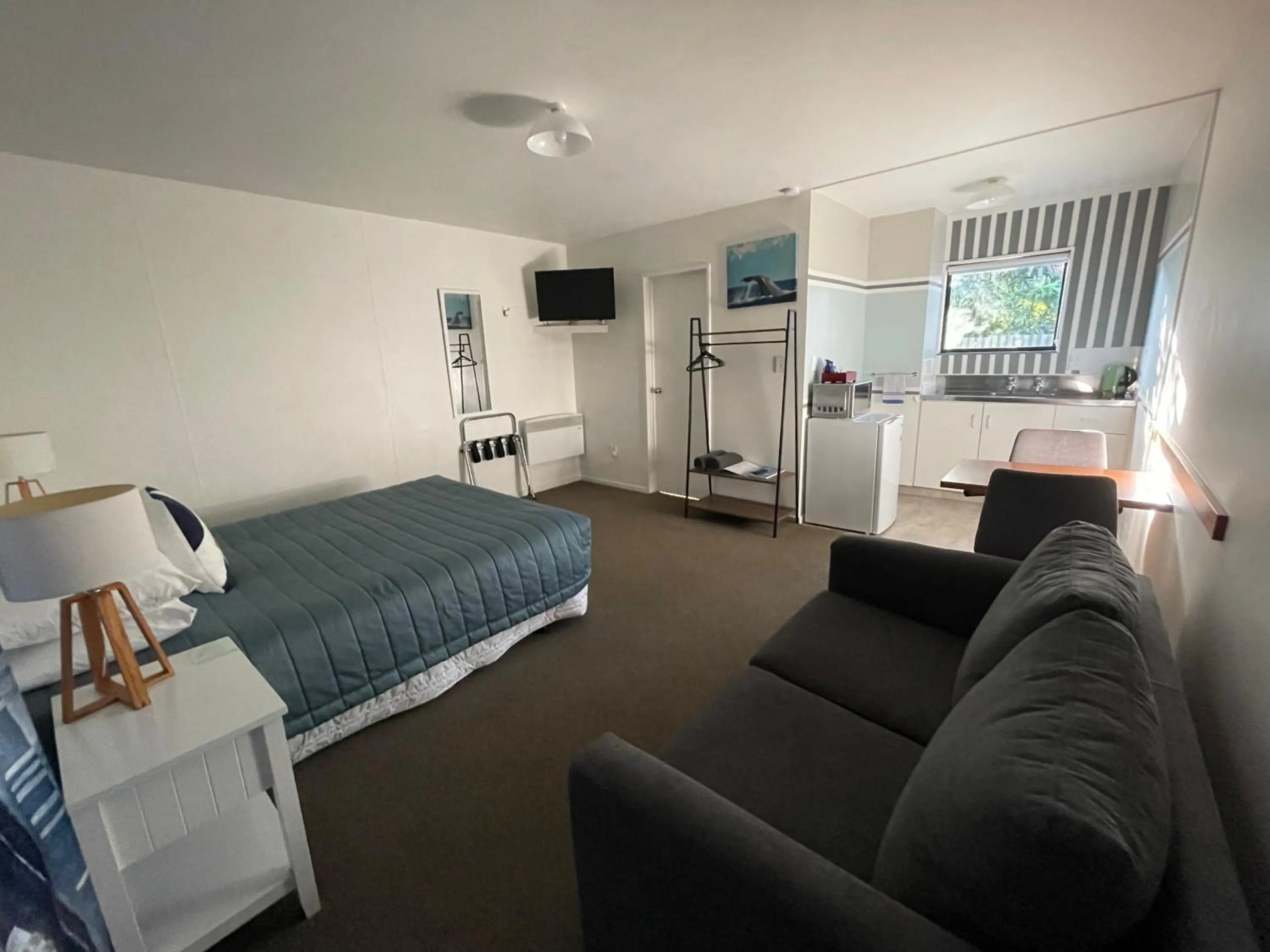 Photo of the whole room, Bed in Alpine View Motel