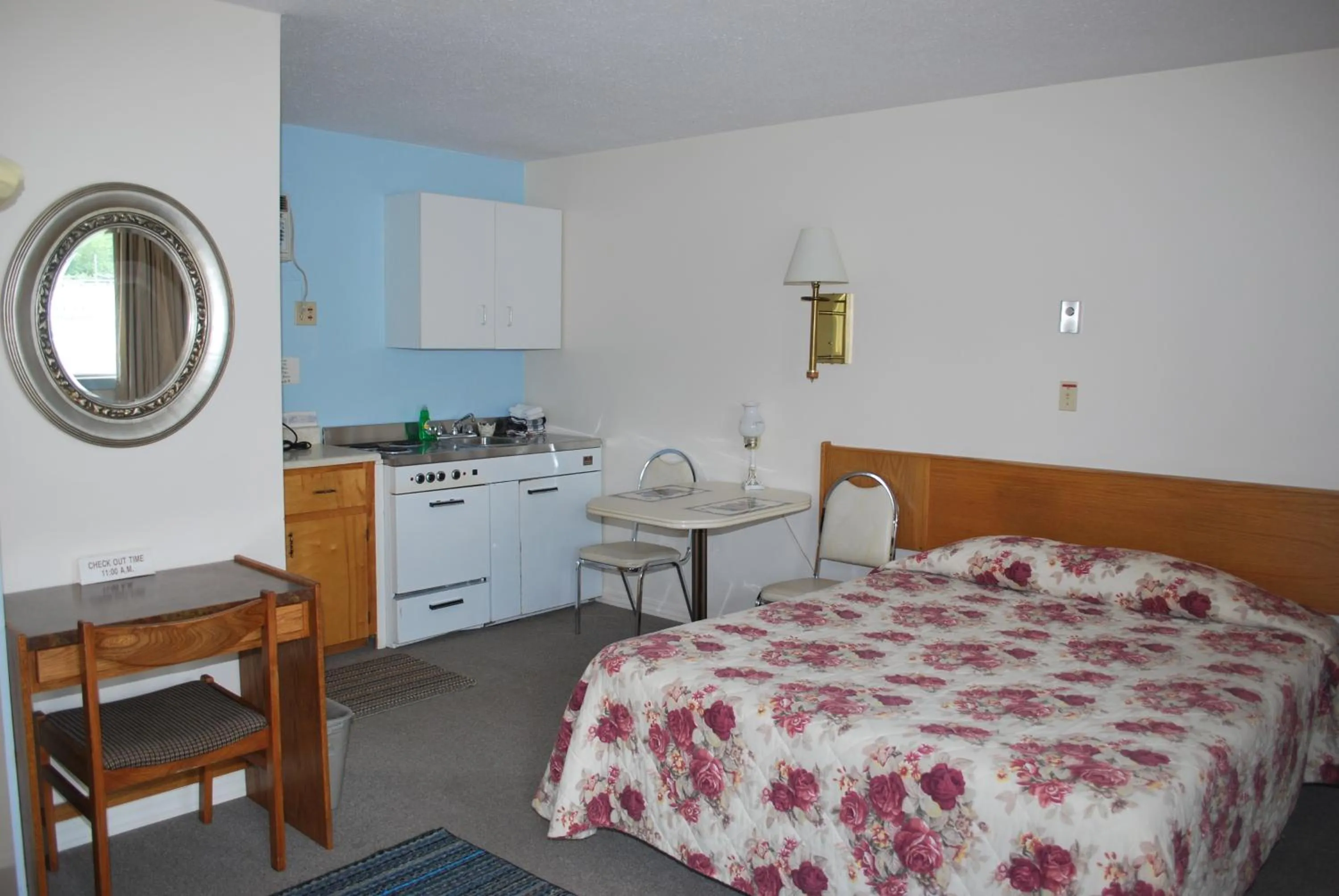 Kitchen or kitchenette in Sunset Motel