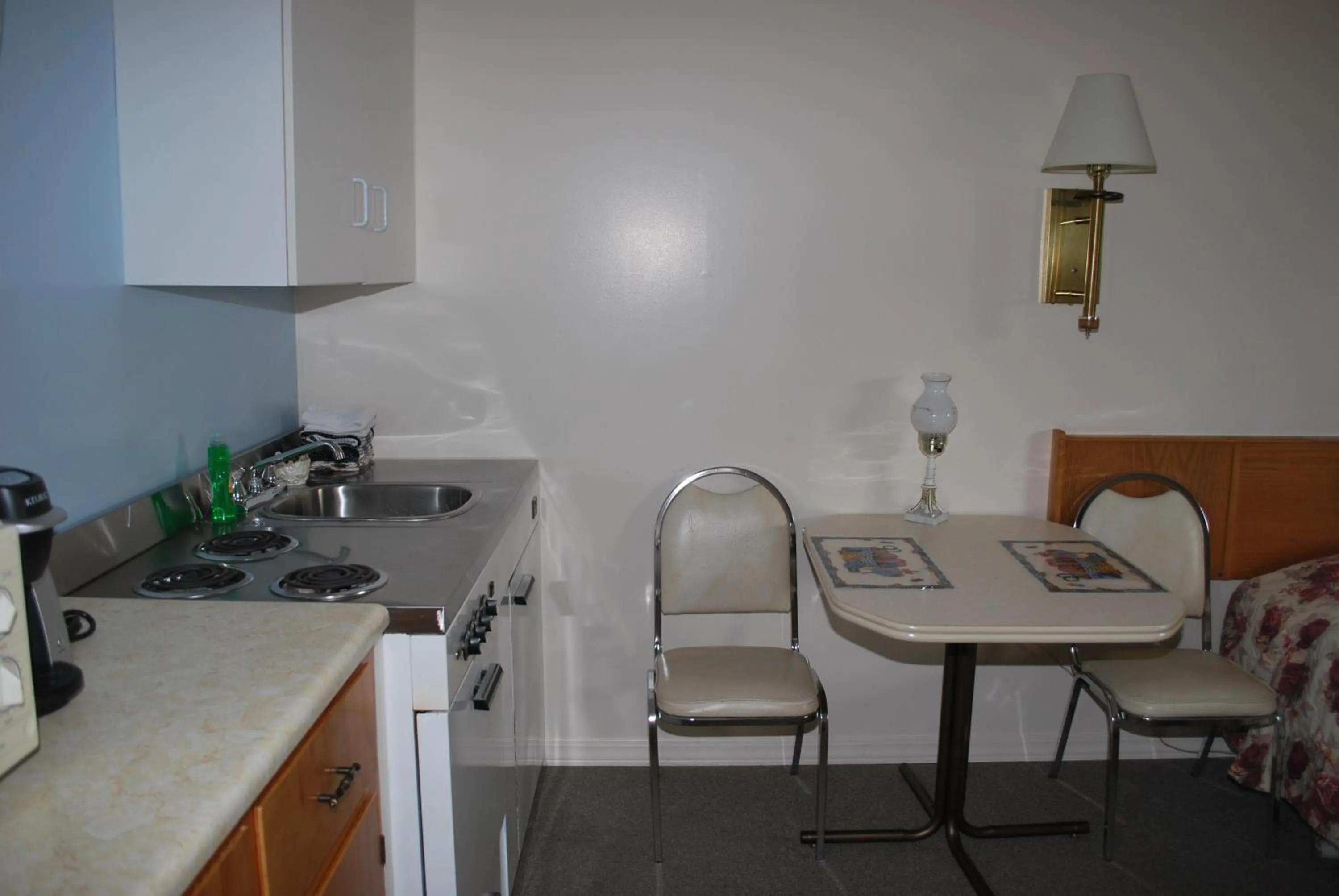 Coffee/tea facilities in Sunset Motel