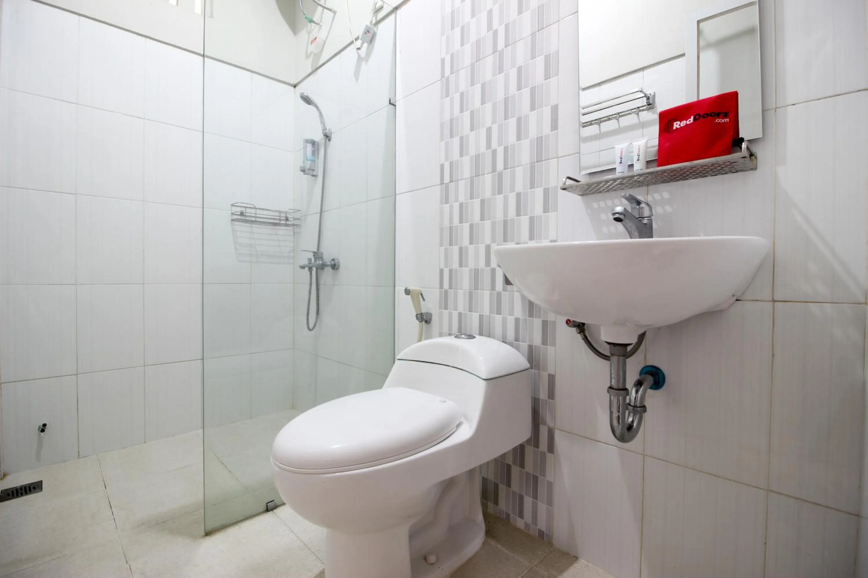 Bathroom in RedDoorz Plus near UPN Jogjakarta 2