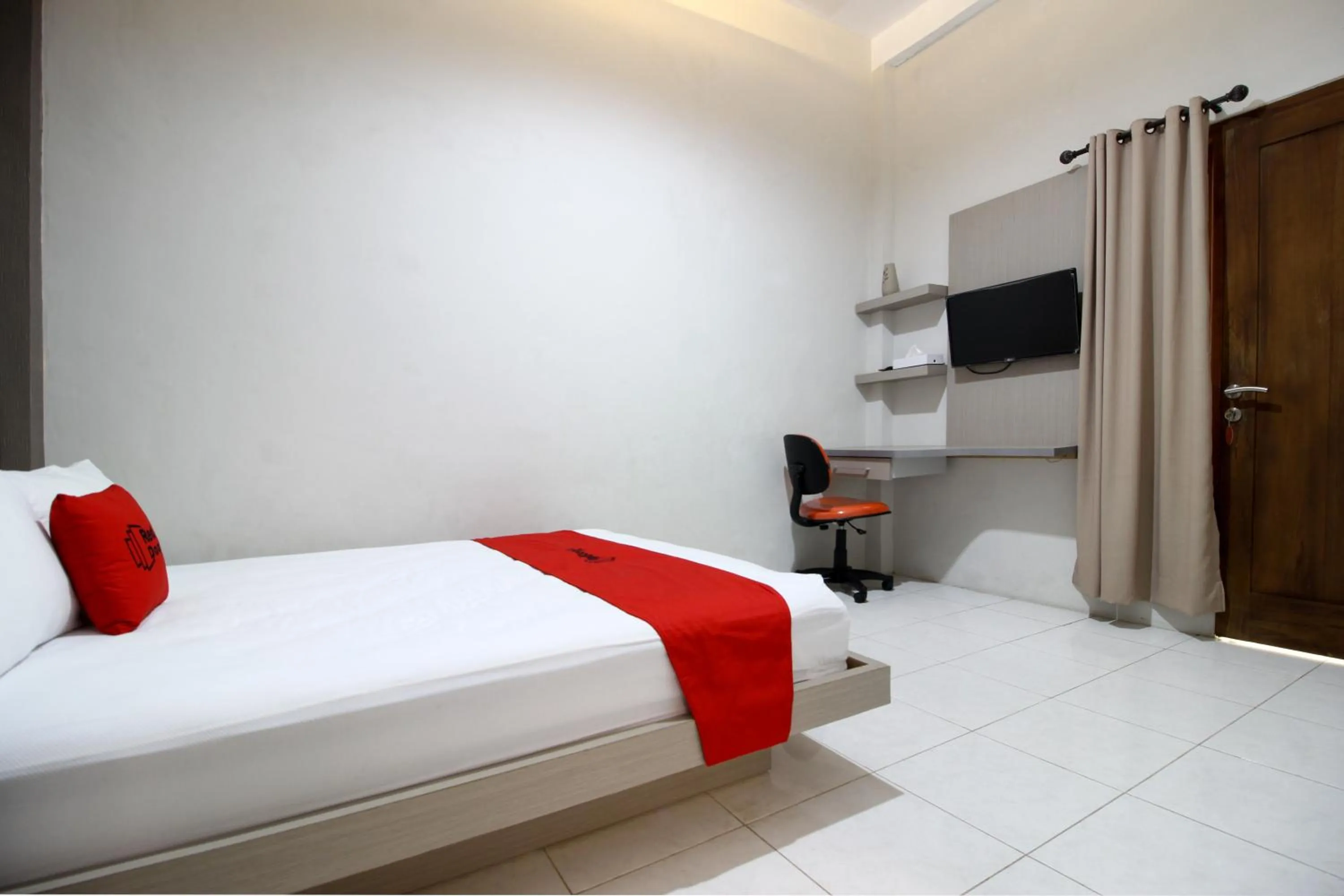 Bedroom, Bed in RedDoorz Plus near UPN Jogjakarta 2