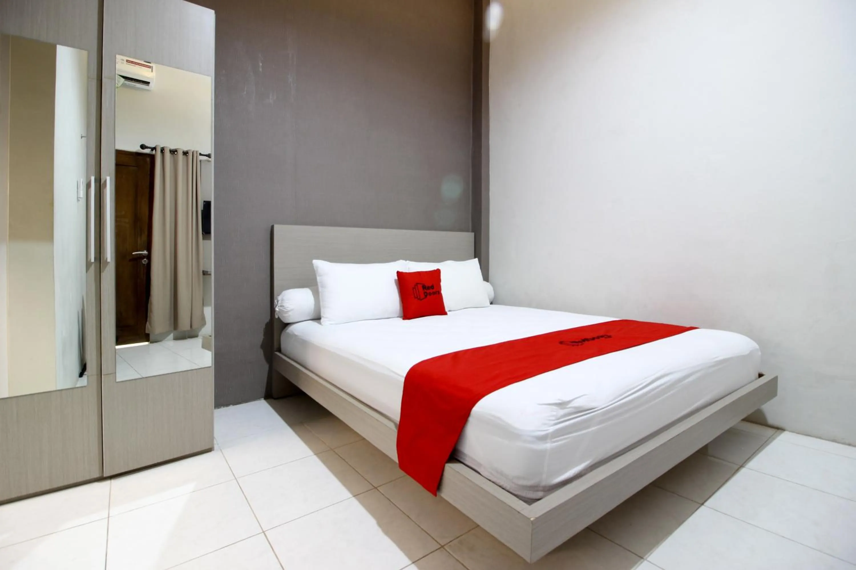 Bedroom, Bed in RedDoorz Plus near UPN Jogjakarta 2