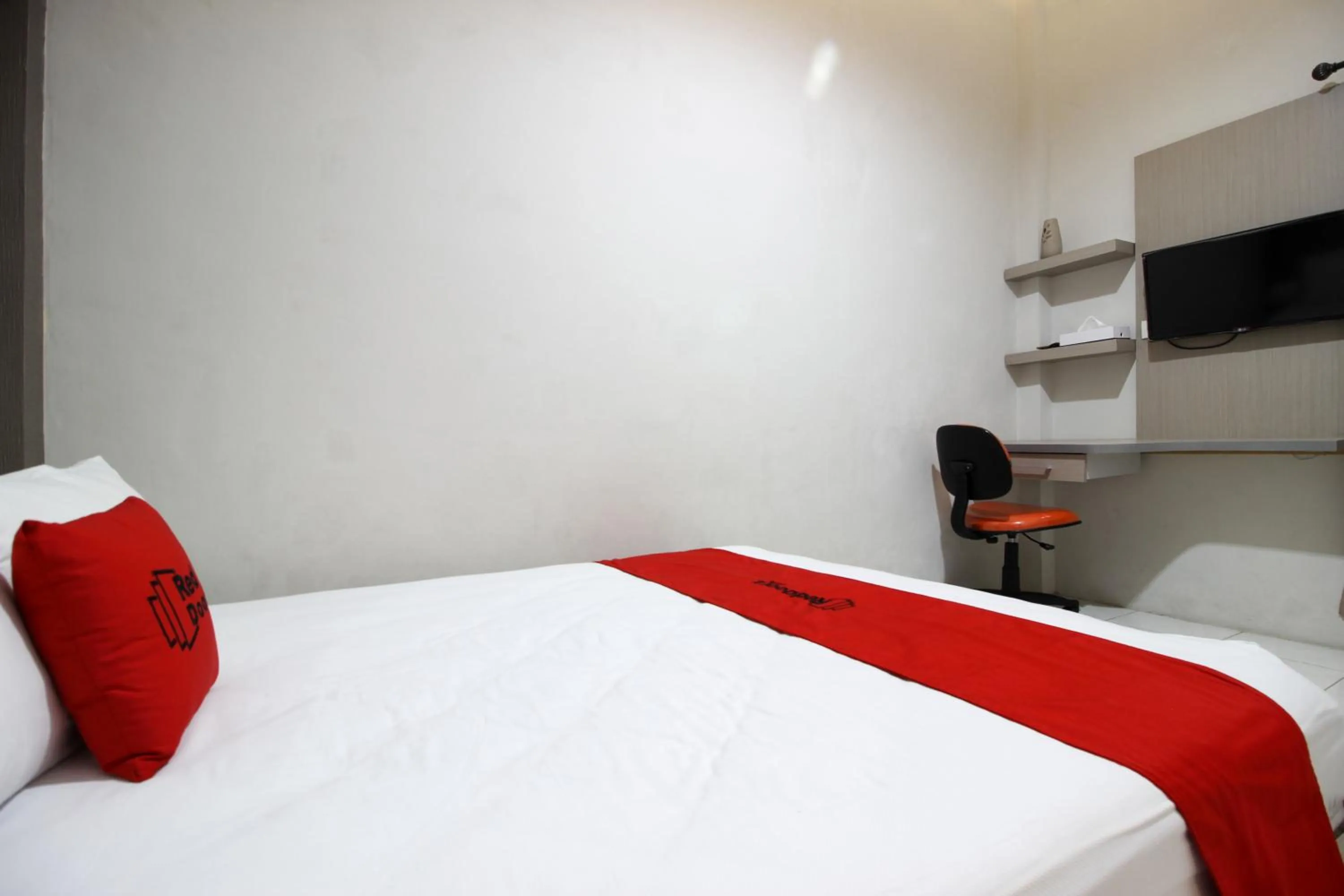 Bedroom, Bed in RedDoorz Plus near UPN Jogjakarta 2