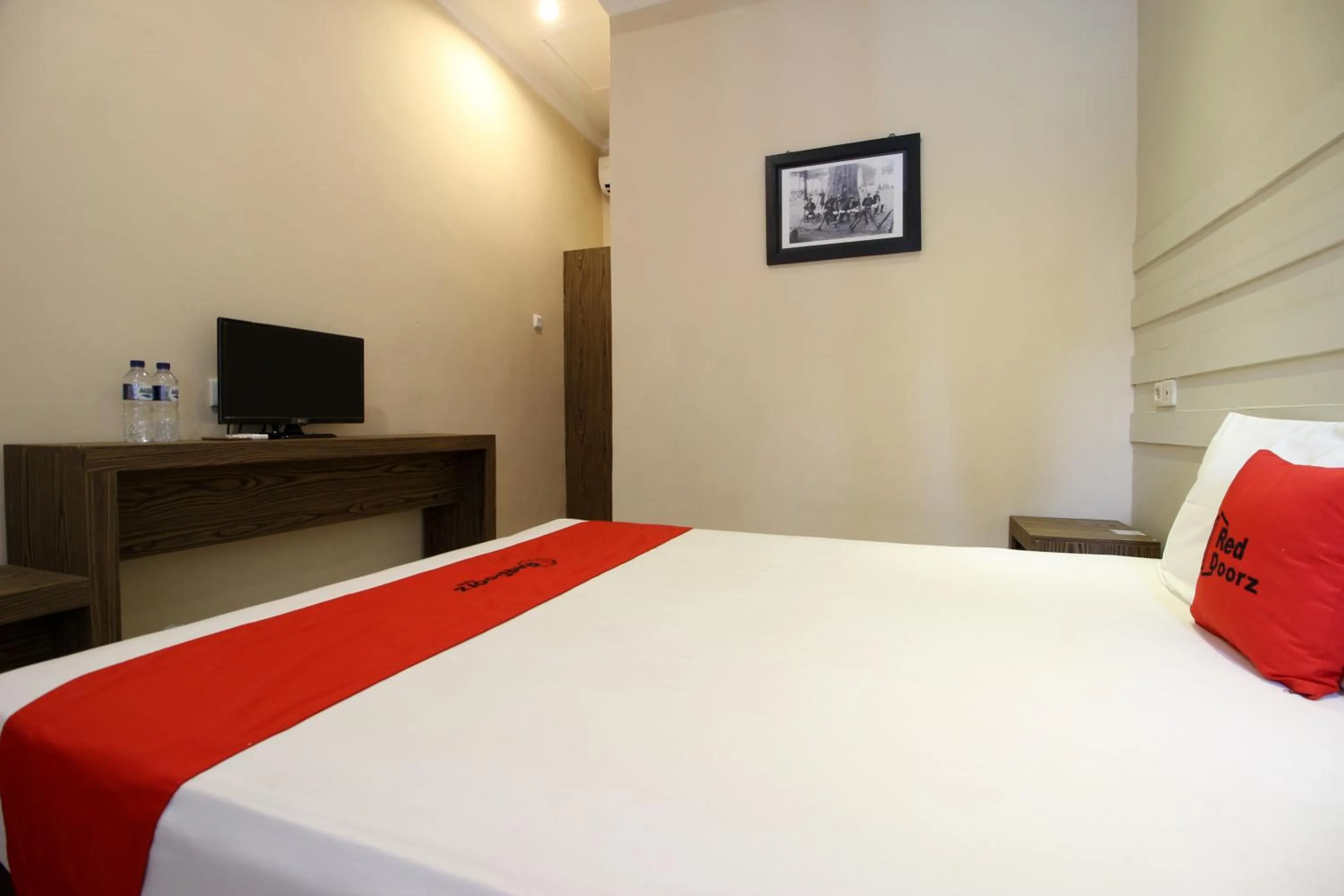 Bedroom, TV/Entertainment Center in RedDoorz Plus @ Jalan Damai 2