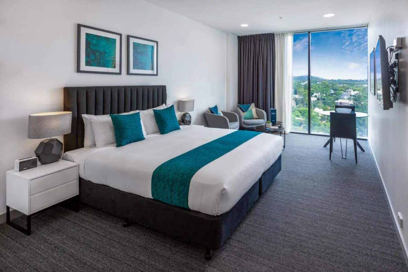 View (from property/room), Bed in Essence Suites Taringa