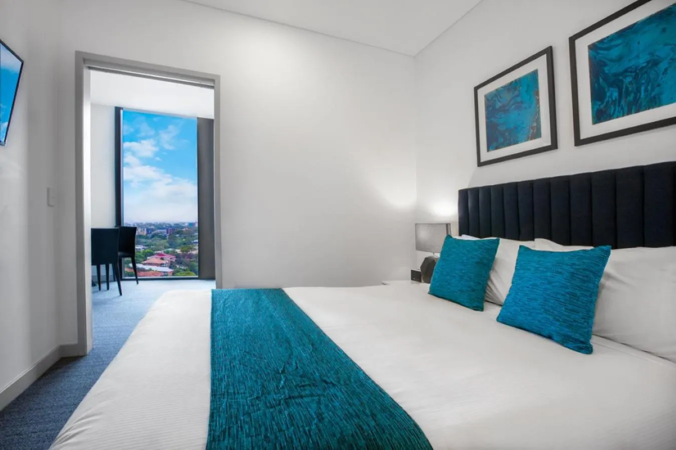 Guests, Bed in Essence Suites Taringa