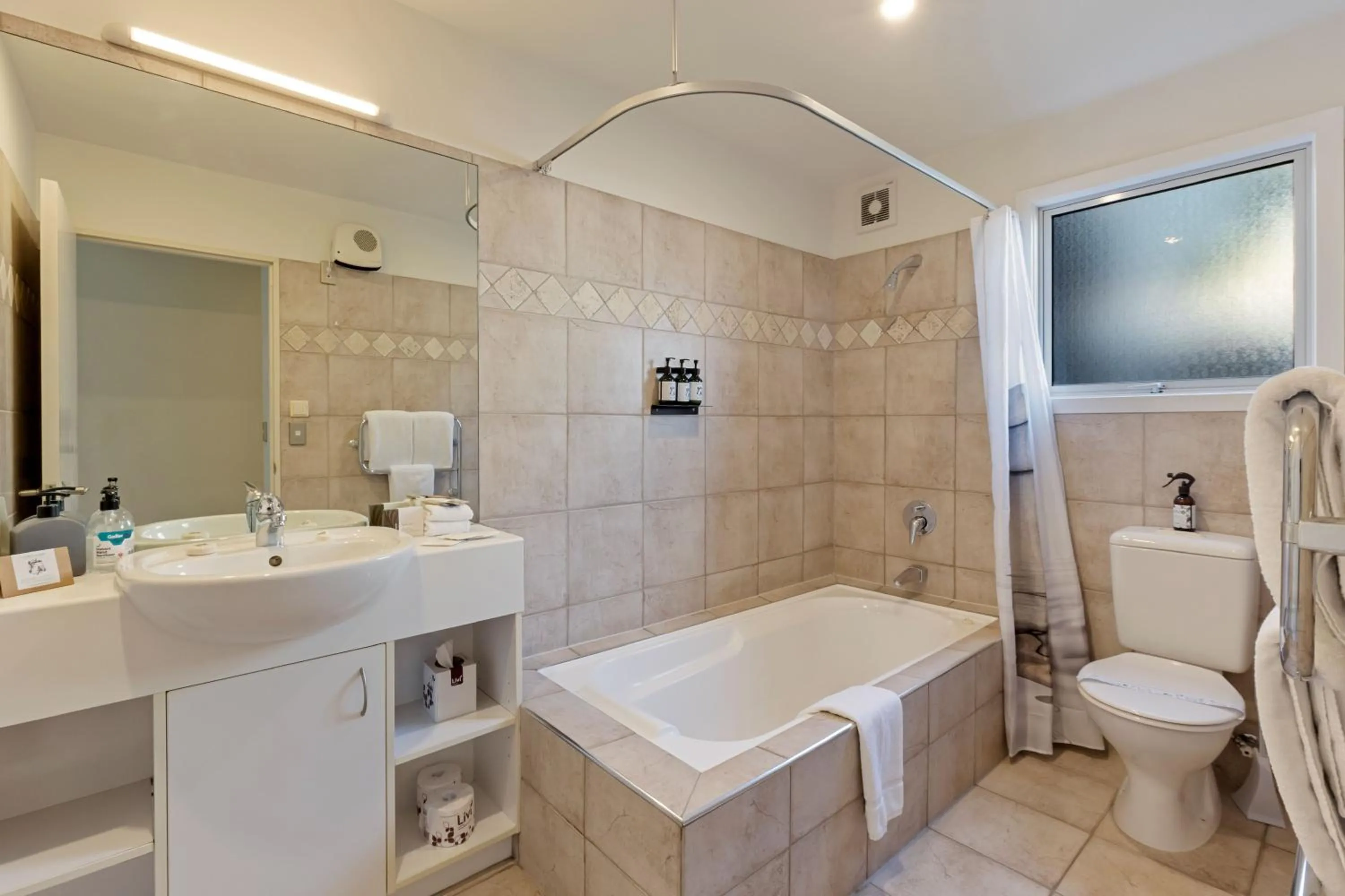 Bathroom in Queenstown House Bed & Breakfast and Apartments