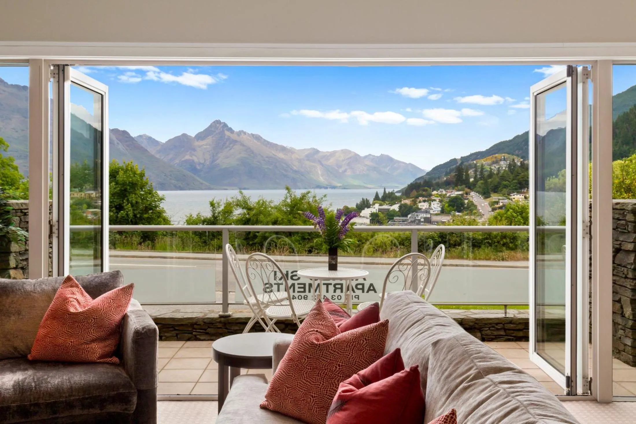 Balcony/Terrace in Queenstown House Bed & Breakfast and Apartments