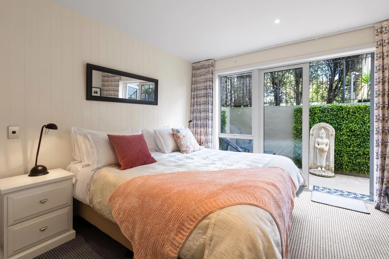 Standard King Room in Queenstown House Bed & Breakfast and Apartments