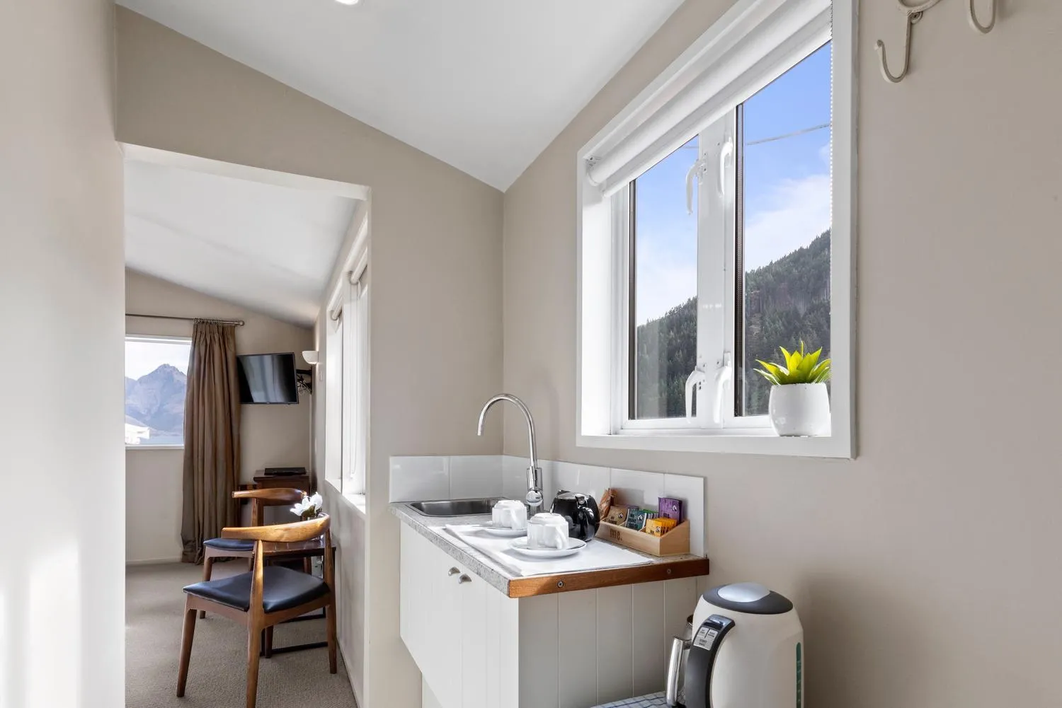 Coffee/tea facilities in Queenstown House Bed & Breakfast and Apartments