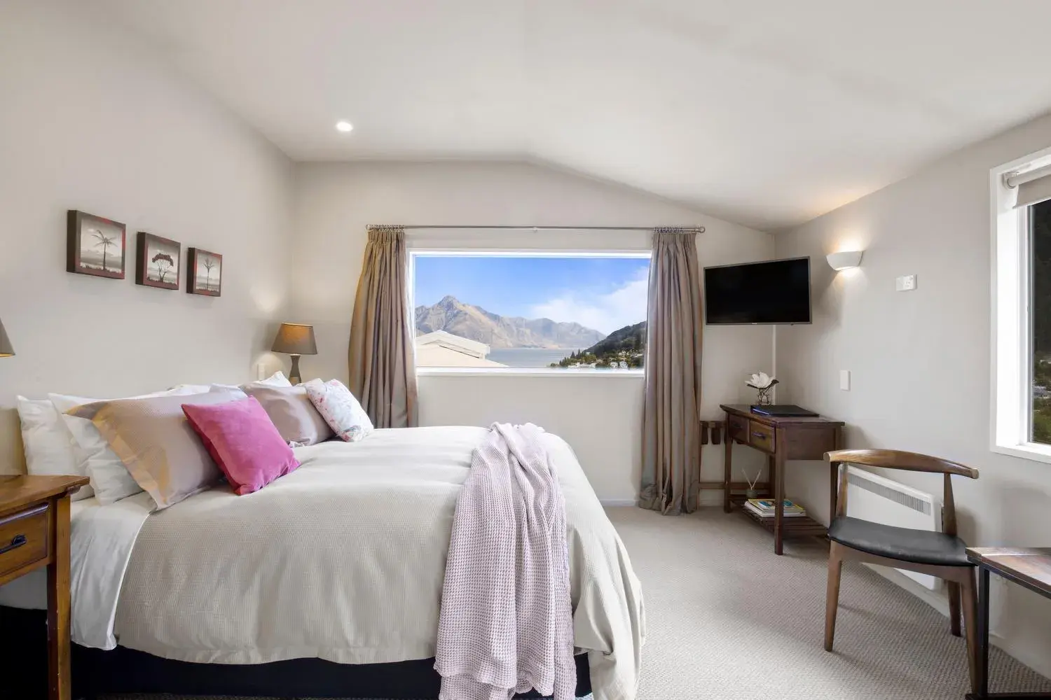 Superior Double Room in Queenstown House Bed & Breakfast and Apartments Superior Double Room in Queenstown House Bed & Breakfast and Apartments