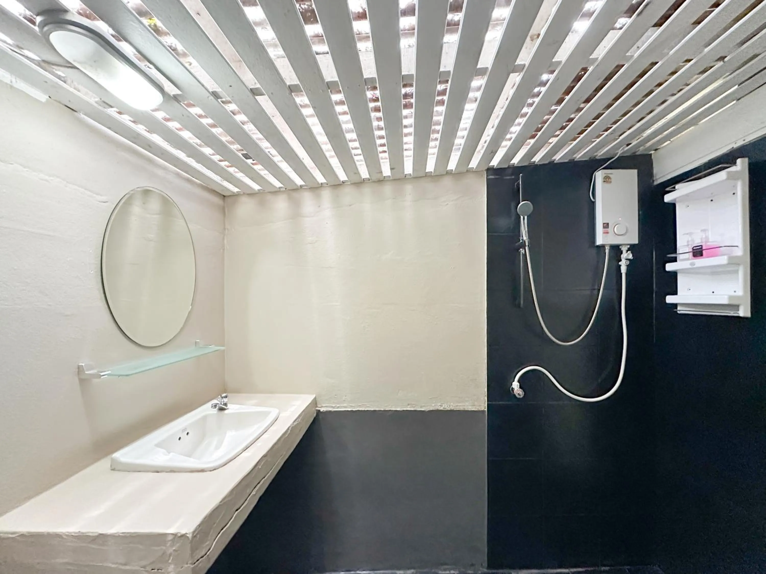 Shower in Seetanu Bungalows