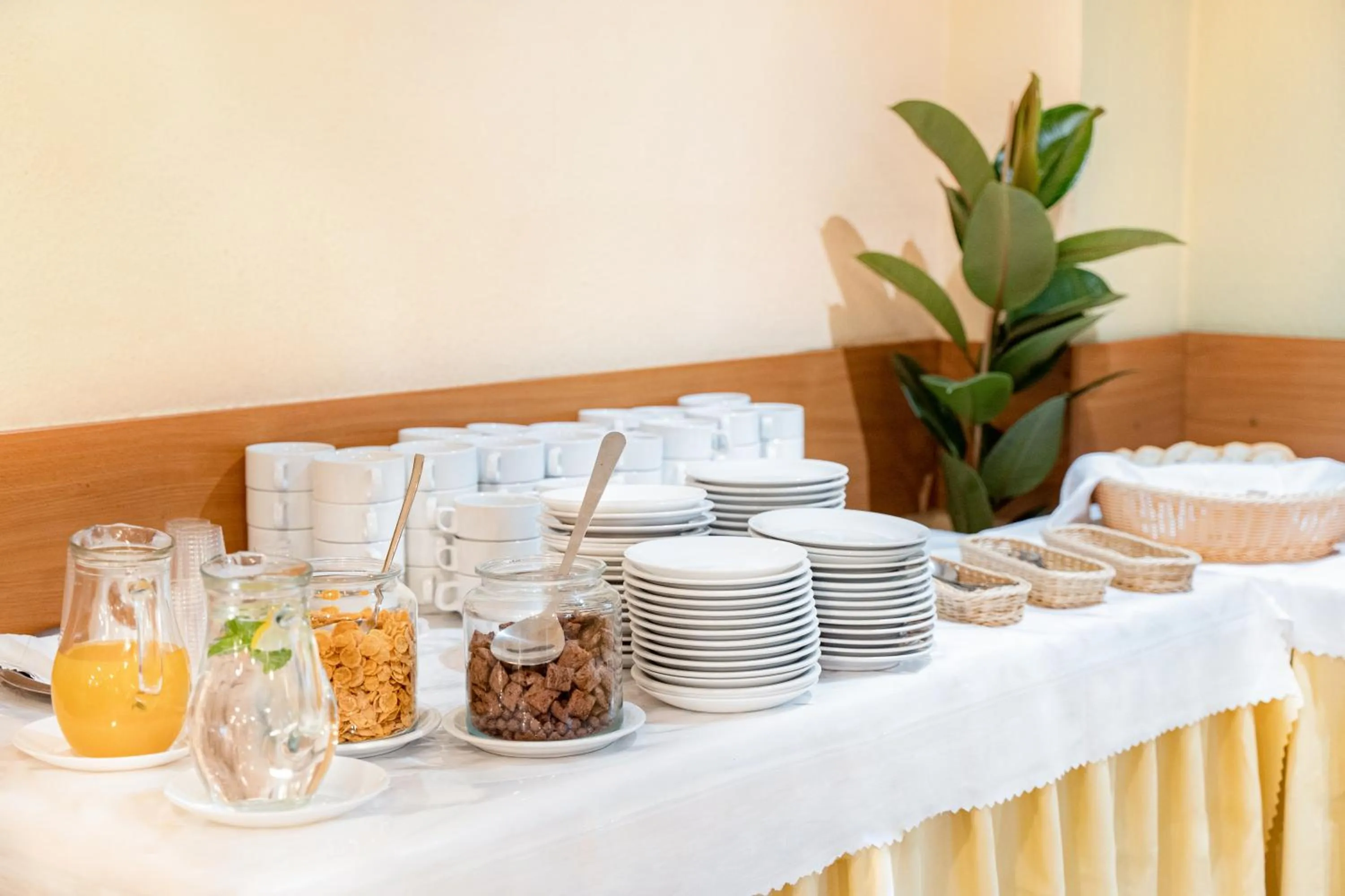 Restaurant/places to eat in Hotel Alf