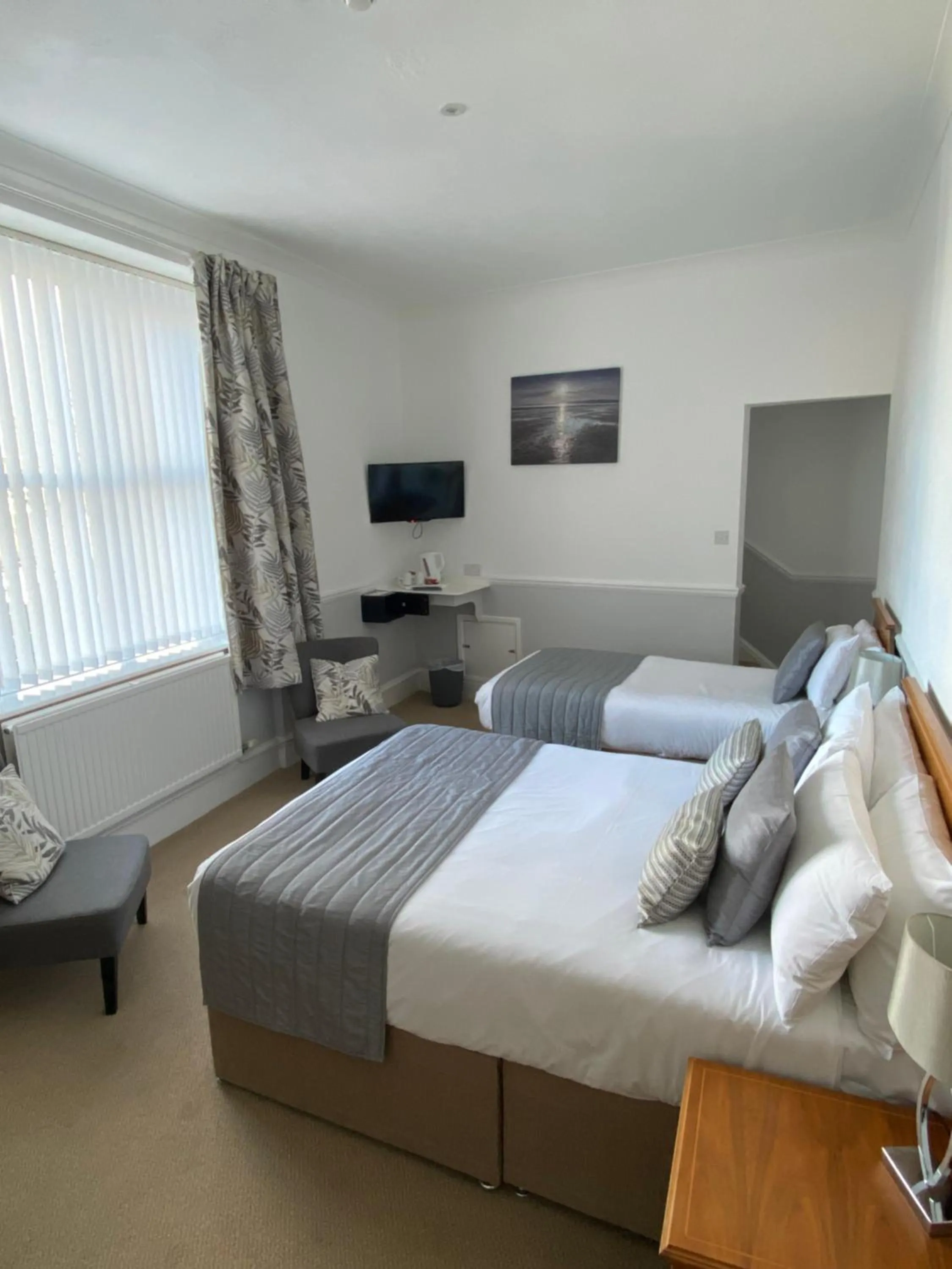 Bedroom, Bed in Atlantic Hotel