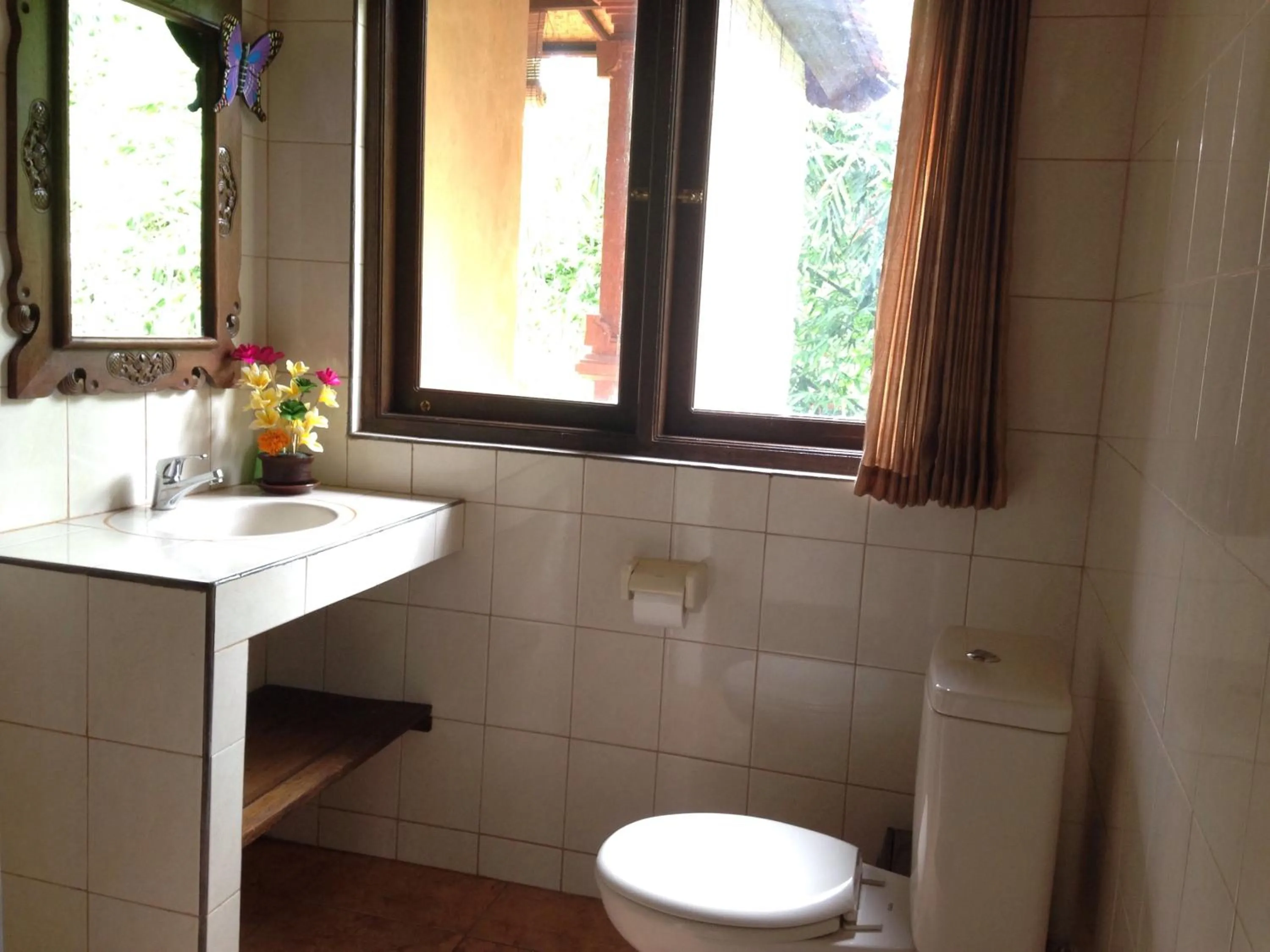 Toilet in Bali Asli Lodge by EPS
